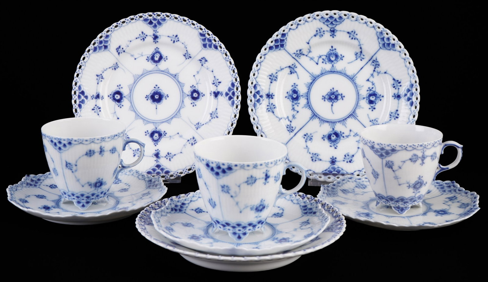 Royal Copenhagen Musselmalet Full Lace 3 mocha place settings 1037/1088,: porcelain, Denmark, with green company mark and blue waves, decor Musselmalet Full Lace, 3x mocha cups #1037 H 6 cm x D 6.5 cm, 3x saucers #1037 (1x with 3 grinding strokes) D 12.5 cm, 3x dessert plat