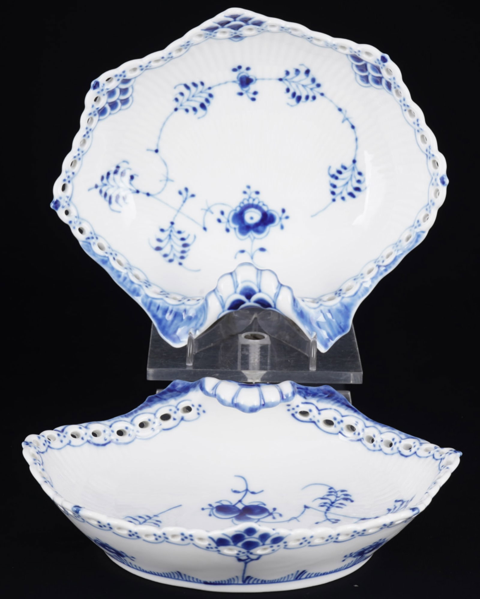 Royal Copenhagen Musselmalet Full Lace 2 shell bowls 1074,: porcelain, Denmark, with green company mark and blue waves, decor Musselmalet Full Lace, model no. 1074, 2x H 6 cm x W 18.5 cm x D 16 cm