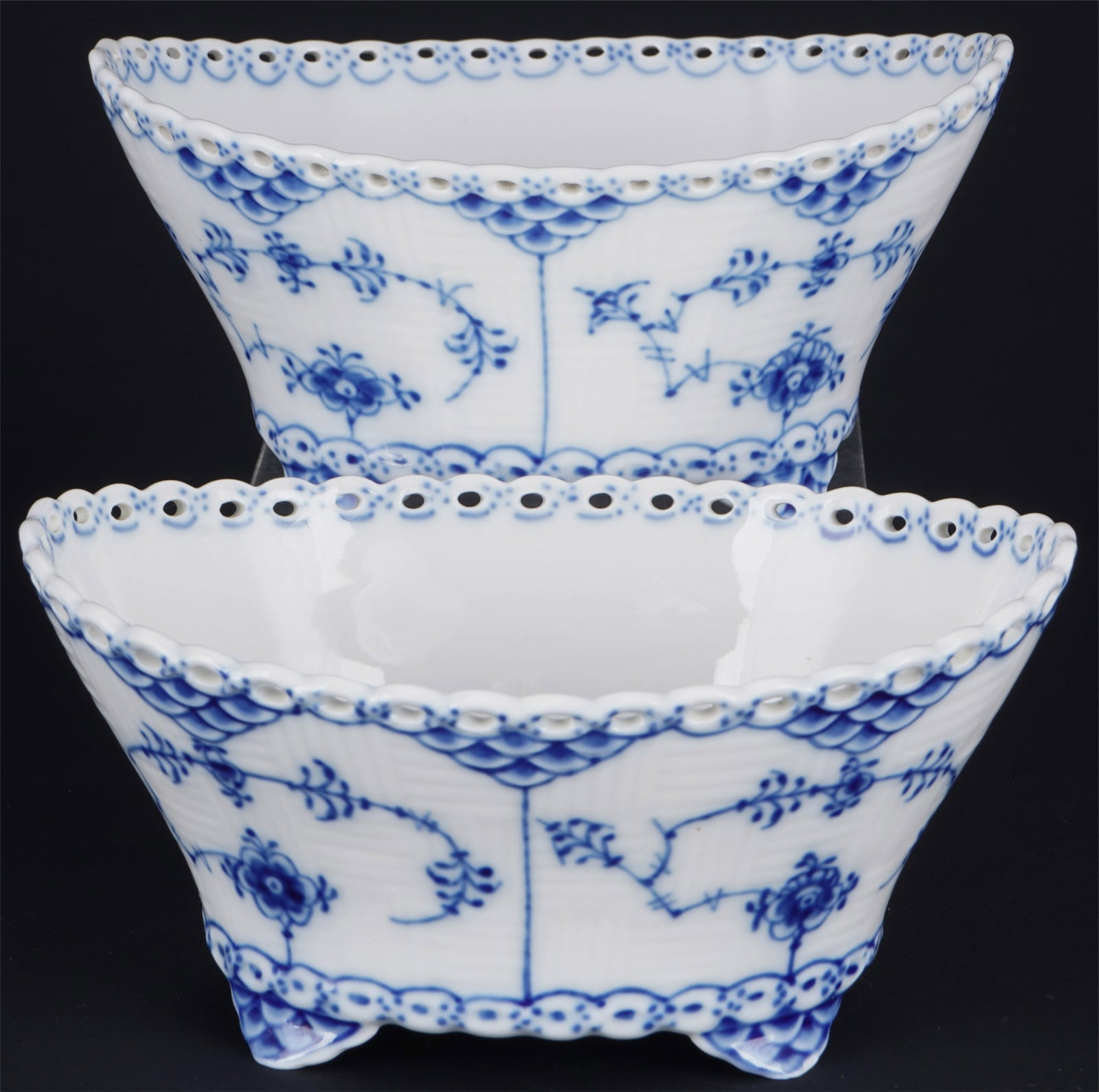 Royal Copenhagen Musselmalet Full Lace 2 splendid bowls 1177,: porcelain, Denmark, with green company mark and blue waves, decor Musselmalet Full Lace, model no. 1177 (1x incorrectly numbered), 2x approx. H 7.5 cm x W 14.5 cm x D 10 cm, small firing mark in the b