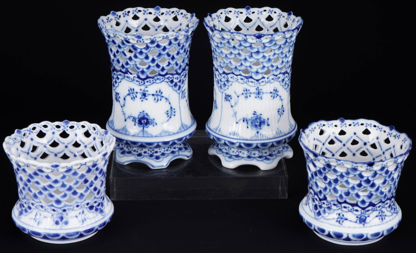Royal Copenhagen Musselmalet Full Lace 4 splendid vases 1015/1016,: porcelain, with green company mark and blue waves, decor Musselmalet Full Lace, 2x vase #1015 H 7 cm x D 8 cm, 2x vase #1016 H 11.5 cm x D 8 cm