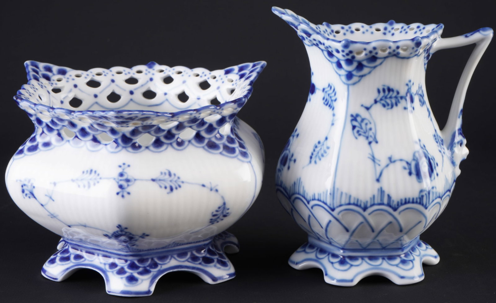 Royal Copenhagen Musselmalet Full Lace large milk pot with large sugar bowl 1140/1114,: porcelain, Denmark, with green company mark and blue waves, decor Musselmalet Full Lace decor, 1x milk jug #1140 H 12.5 cm x W 8.5 cm, 1x sugar bowl #1114 H 9.5 cm x W 13.5 cm