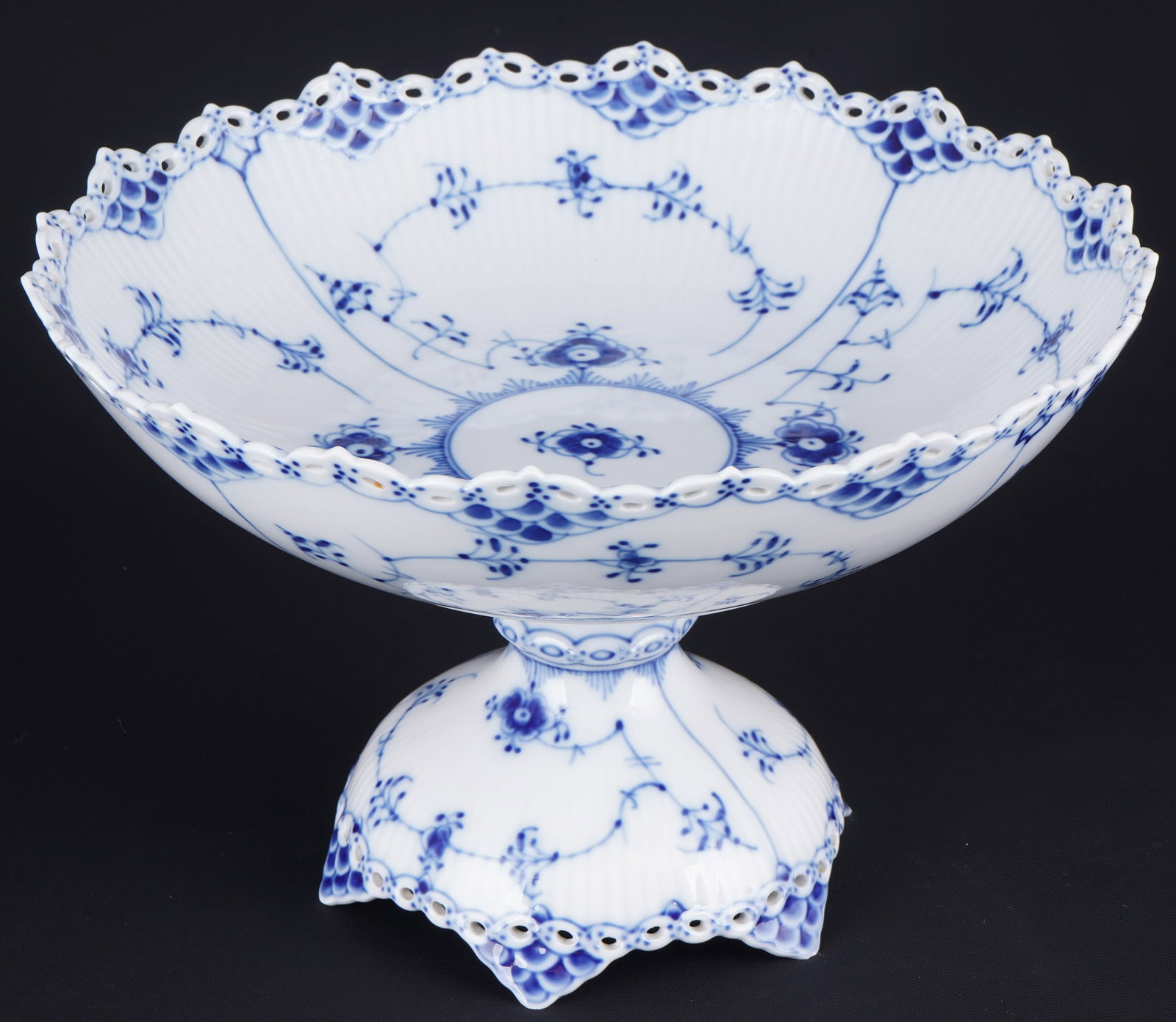 Royal Copenhagen Musselmalet Full Lace large centerpiece 1022,: porcelain, Denmark, with green company mark and blue waves, decor Musselmalet Full Lace, model no. 1022, H 18 cm x D 28 cm, chips on the base