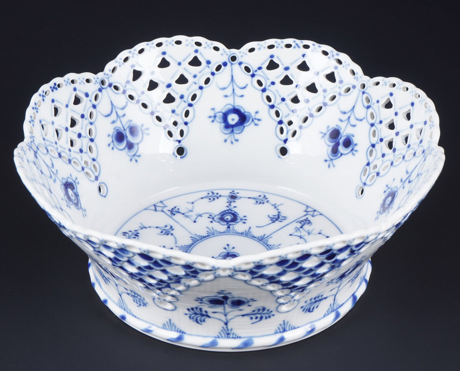Royal Copenhagen Musselmalet Full Lace fruit basket 1061,: porcelain, Denmark, with green company mark and blue waves, decor Musselmalet Full Lace, model no. 1061 (erroneously numbered 1016), manufactured 1969-1973, H 9 cm x D 23 cm