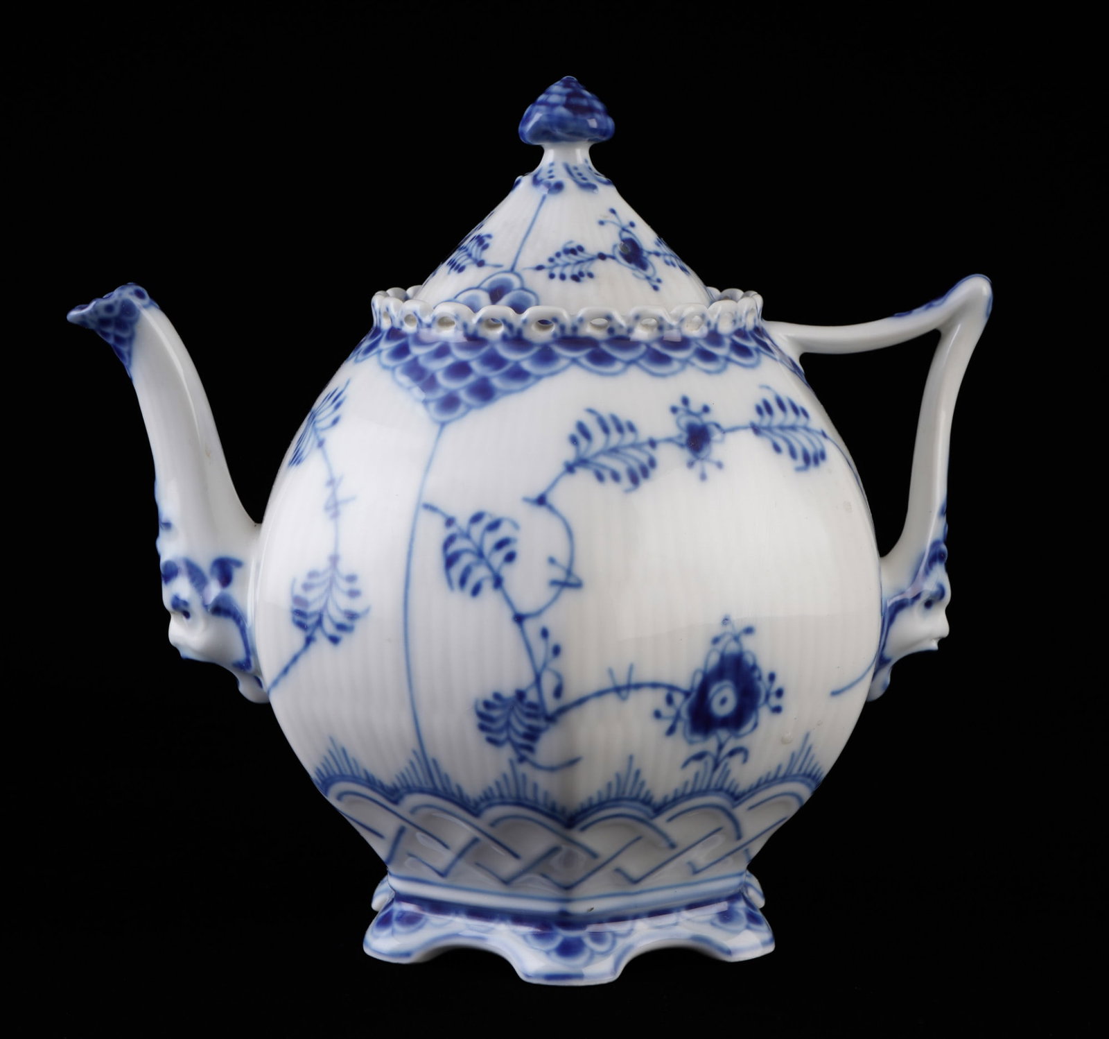 Royal Copenhagen Musselmalet Full Lace tea pot 1118, (1 of 9)