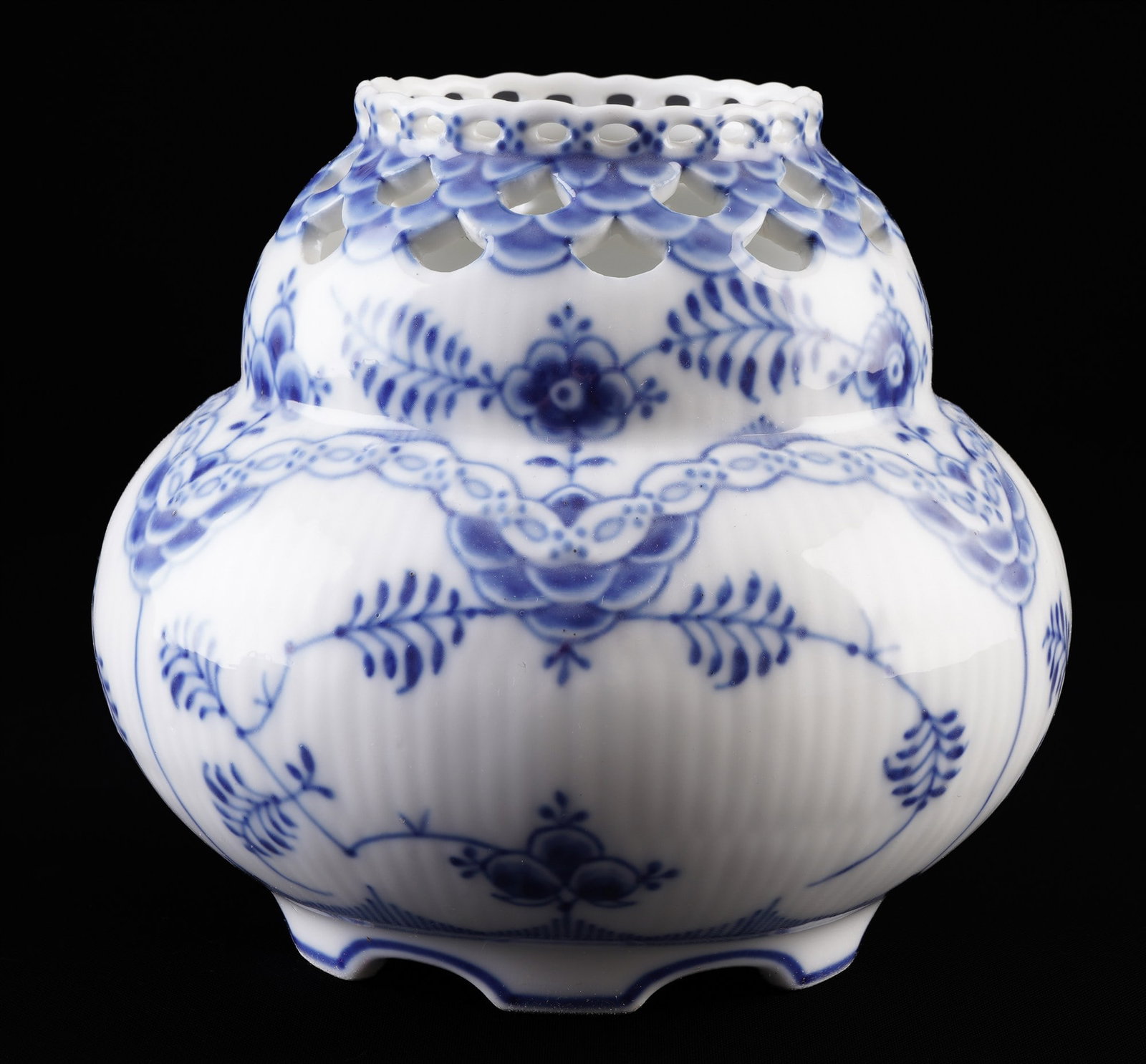 Royal Copenhagen Musselmalet Full Lace decorative vase / potpourri box 1186,: porcelain, Denmark, with green company mark and blue waves, with grinding stroke, decor Musselmalet Full Lace, model no. 1186, H 10.5 cm x D 11.5 cm, lid missing