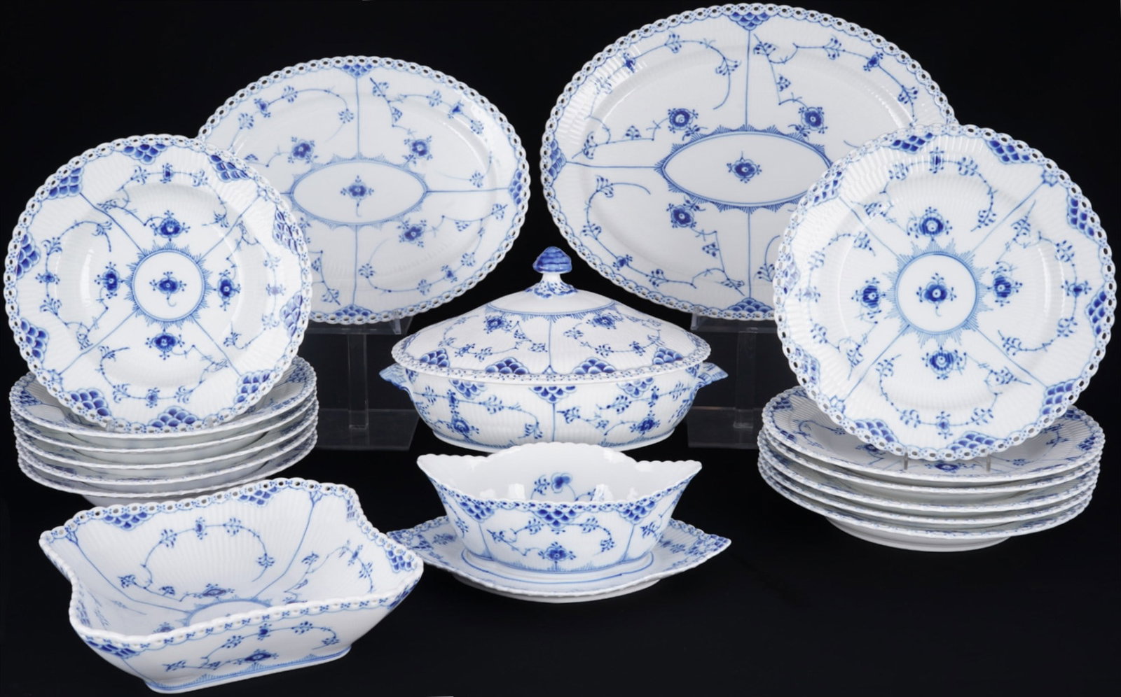 Royal Copenhagen Musselmalet Full Lace dinner service for 6 persons, (1 of 5)