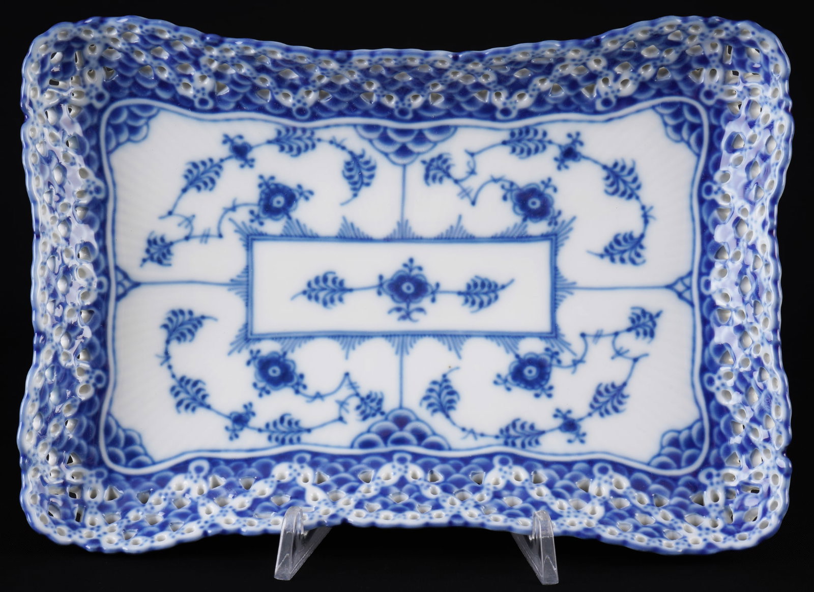 Royal Copenhagen Musselmalet Full Lace tray / vide-poche 1122,: porcelain, Denmark, with green company mark and blue waves, decor Musselmalet Full Lace decor, model no. 1122, H 3 cm x L 23 cm x W 16 cm