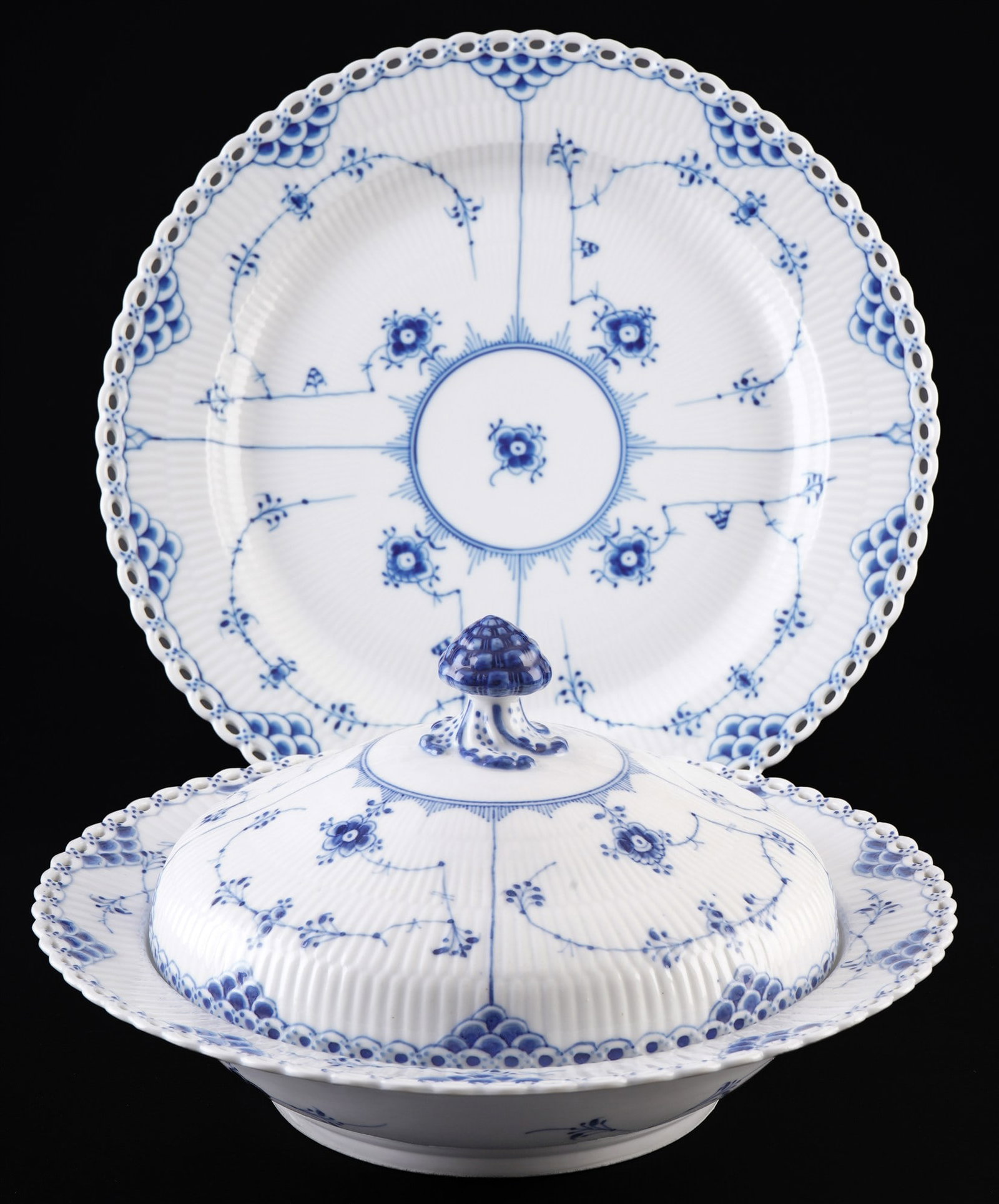 Royal Copenhagen Musselmalet Full Lace lidded tureen with large serving plate,: porcelain, Denmark, with green company mark and blue waves, decor Musselmalet Full Lace, 1x lidded tureen #1125 H 16 cm x D 31 cm, 1x serving platter #"376" D 34 cm, some abrasion