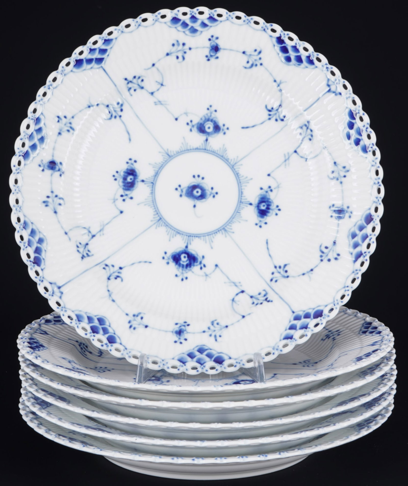Royal Copenhagen Musselmalet Full Lace 6 dinner plates 1084,: porcelain, Denmark, with green company mark and blue waves, decor Musselmalet Full Lace, model no. 1084, 6x D 25 cm