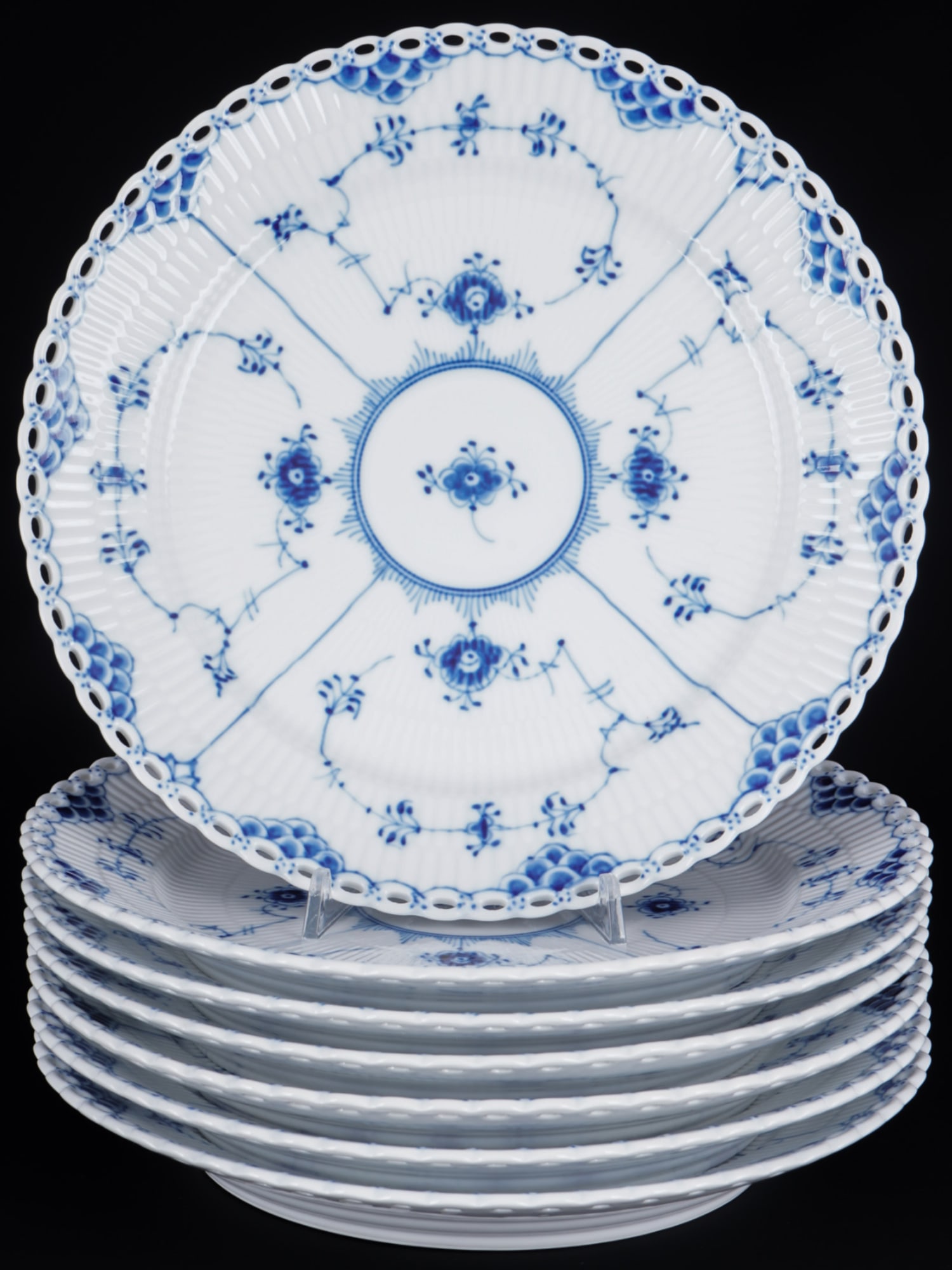 Royal Copenhagen Musselmalet Full Lace 7 charger plates,: porcelain, Denmark, with green company mark and blue waves, decor Musselmalet Full Lace, model no. "627", 7 x D 27.5 cm