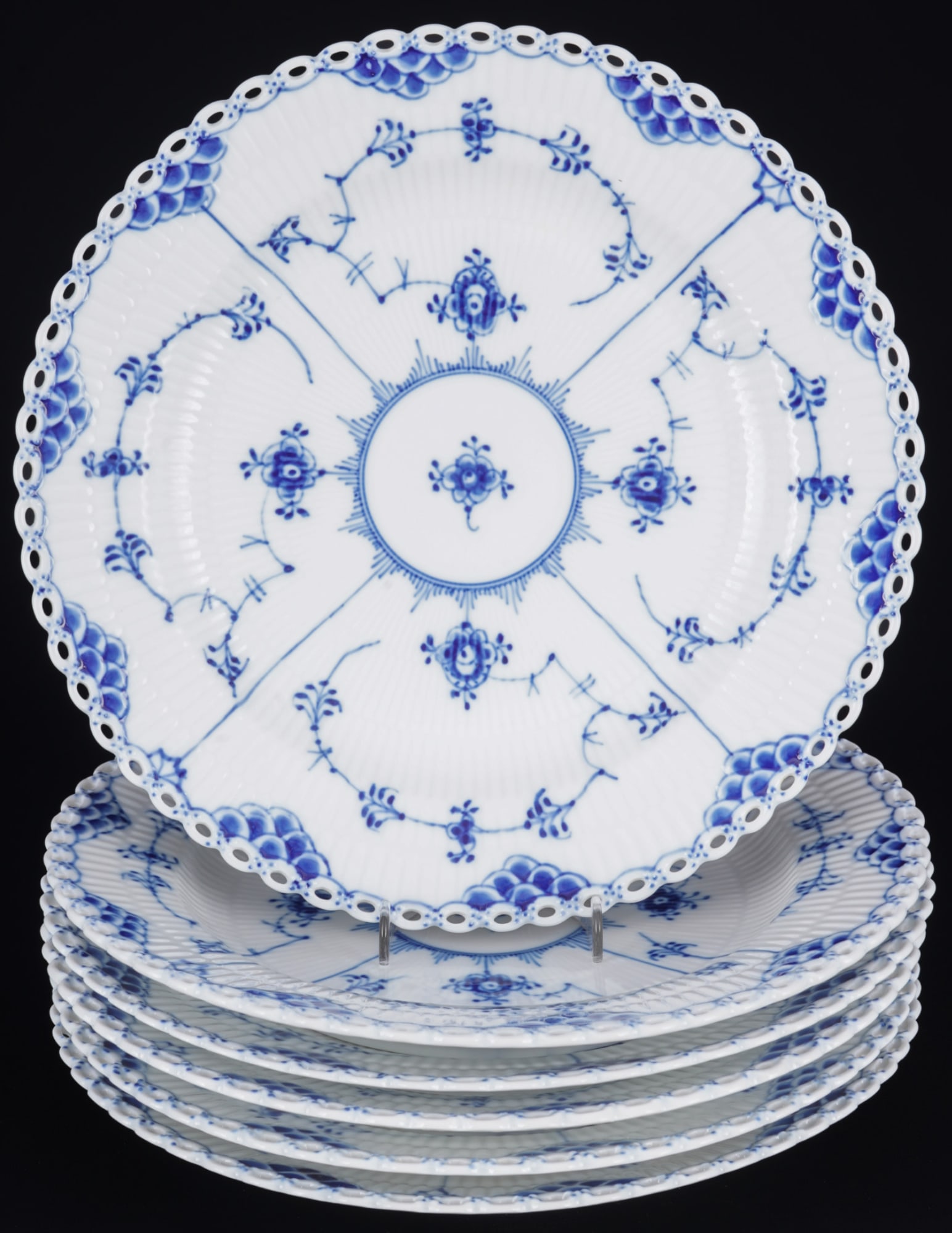 Royal Copenhagen Musselmalet Full Lace 6 dinner plates 1084,: porcelain, Denmark, with green company mark and blue waves, decor Musselmalet Full Lace, model no. 1084, 6 x D 25 cm
