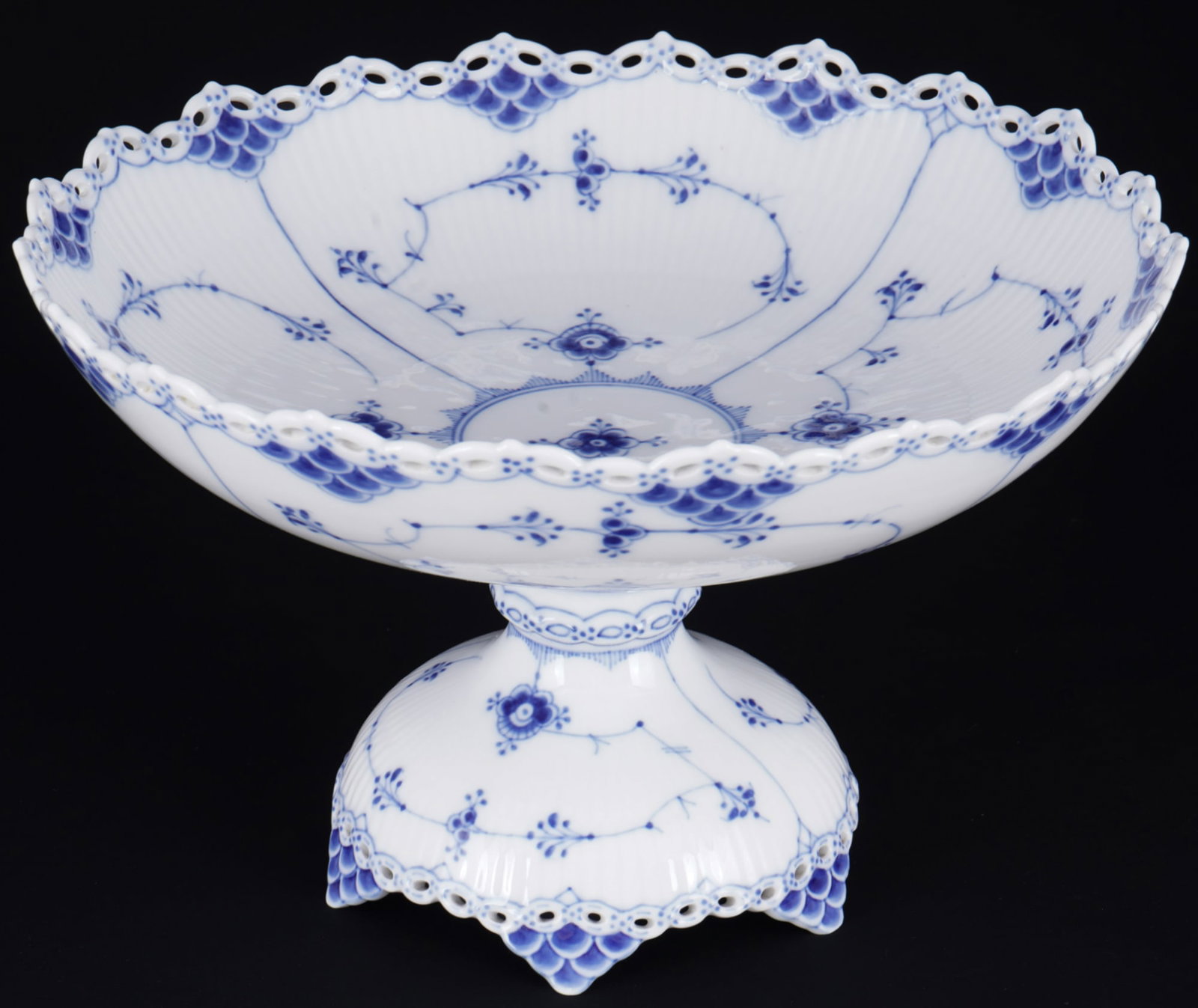 Royal Copenhagen Musselmalet Full Lace centerpiece 1022,: porcelain, Denmark, with green company mark and blue waves, decor Musselmalet Full Lace, model no. 1022, manufactured 1889-1922, H 17.5 cm x D 27.5 cm