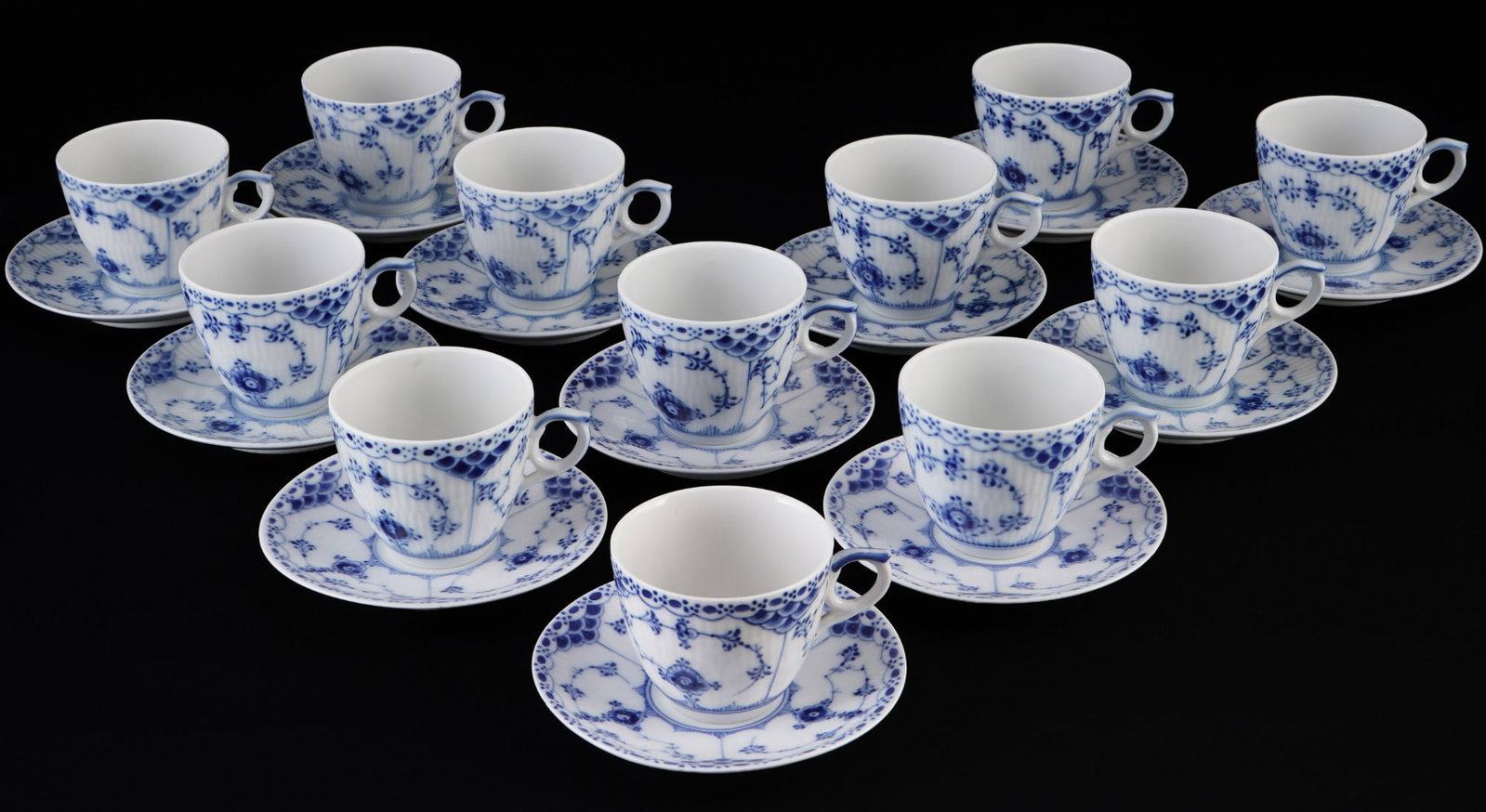 Royal Copenhagen Musselmalet 12 mocha cups 528,: porcelain, Denmark, with green company mark and blue waves, decor Musselmalet Half Lace, model no. 528, 12x cups H 5.5 cm x D 6.5 cm, 12x saucers D 11 cm