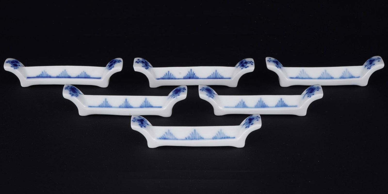 Royal Copenhagen Musselmalet 6 knife rests 2311,: porcelain, Denmark, with green company mark and blue waves, decor Musselmalet, model no. 2311, 6x H 1.5 cm x W 7.5 cm