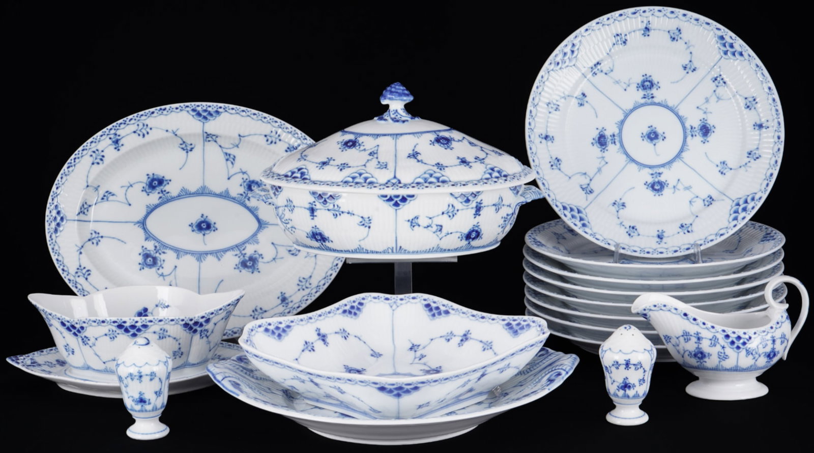 Royal Copenhagen Musselmalet dinner service for 8 persons, (1 of 6)
