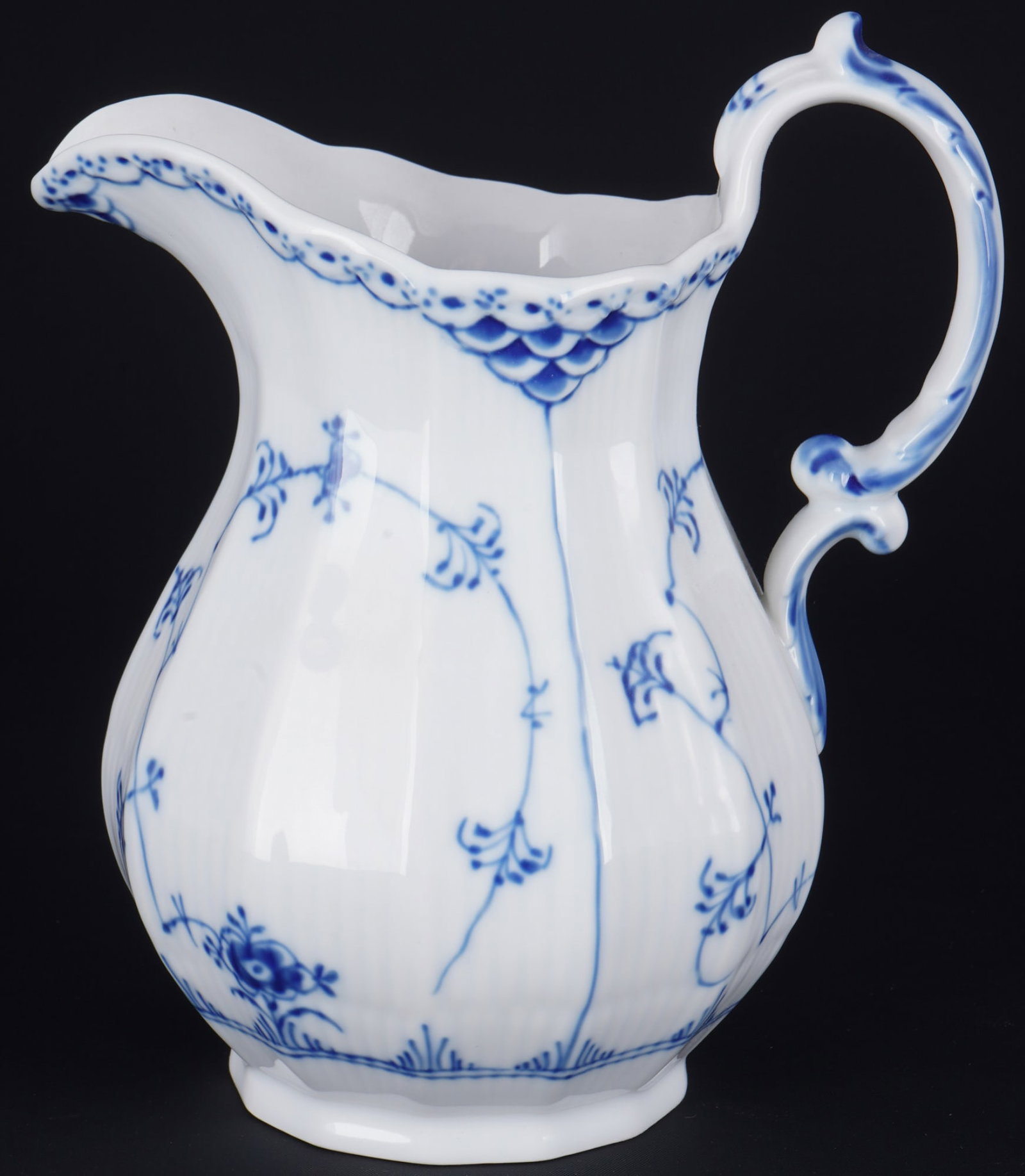 Royal Copenhagen Musselmalet pitcher / jug 646,: porcelain, Denmark, with green company mark and blue waves, decor Musselmalet Half Lace, model no. 646, H 19.5 cm x D 13 cm