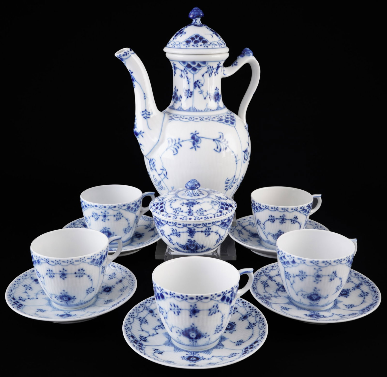 Royal Copenhagen Musselmalet coffee set for 5 persons,: Porcelain, Denmark, with green company mark and blue waves, Musselmalet Half Lace decor, 1x coffee pot #519 H 24.5 cm x D 13.5 cm, 1x sugar bowl #657 H 7 cm x D 9 cm, 5x coffee cups #756 H 6.5 cm x W 