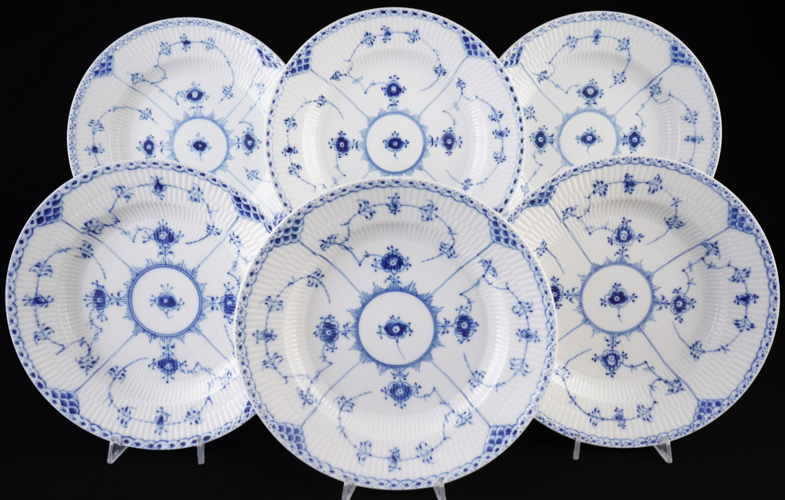 Royal Copenhagen Musselmalet 6 dinner plates,: Porcelain, Denmark, with green company mark and blue waves, Musselmalet half-lace decor, model no. 571, 6 x D 25.5 cm