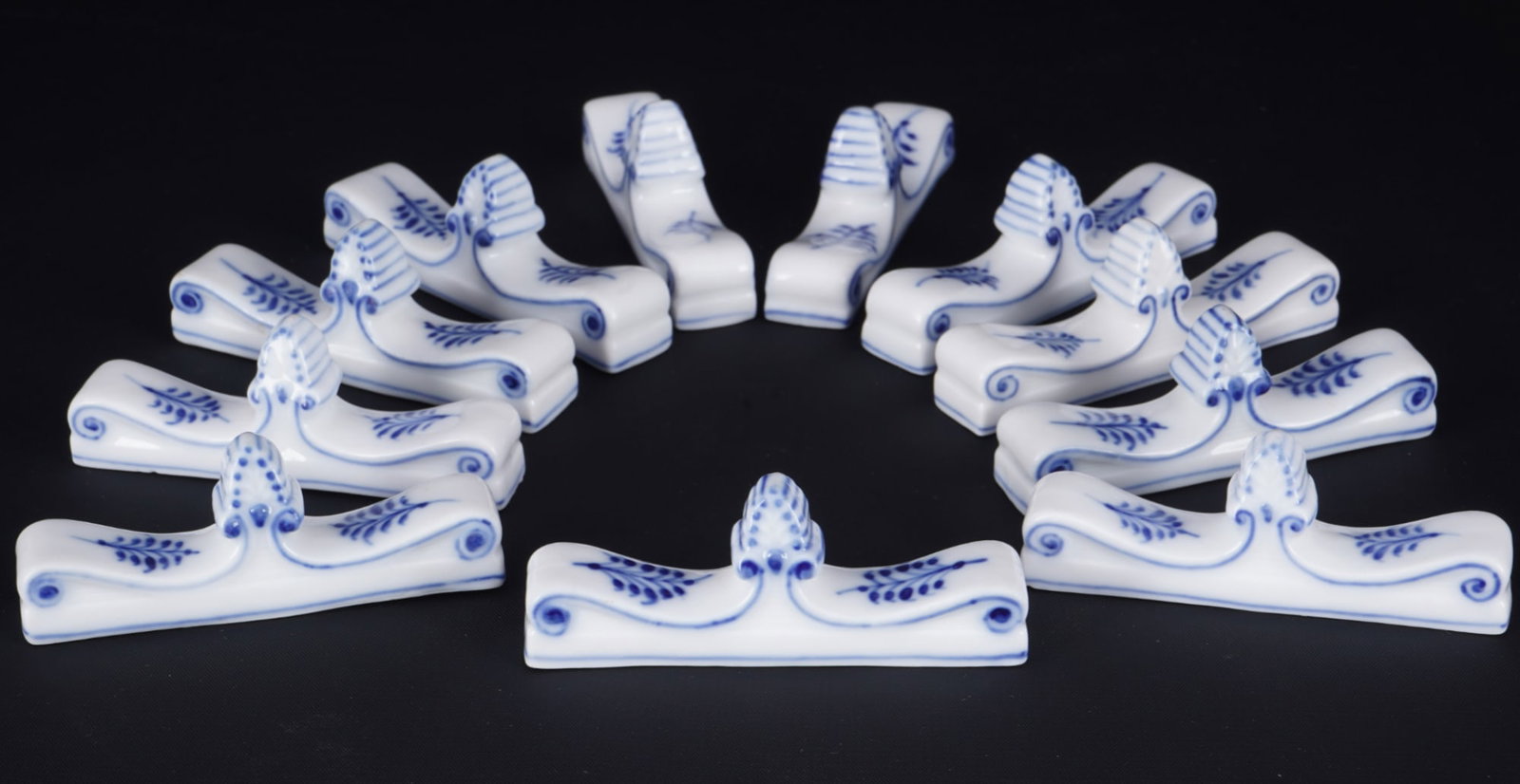 Royal Copenhagen Musselmalet 11 knife rests 134,: porcelain, Denmark, with green company mark and blue waves, decor Musselmalet, model no. 134, 11x H 3 cm x W 8 cm