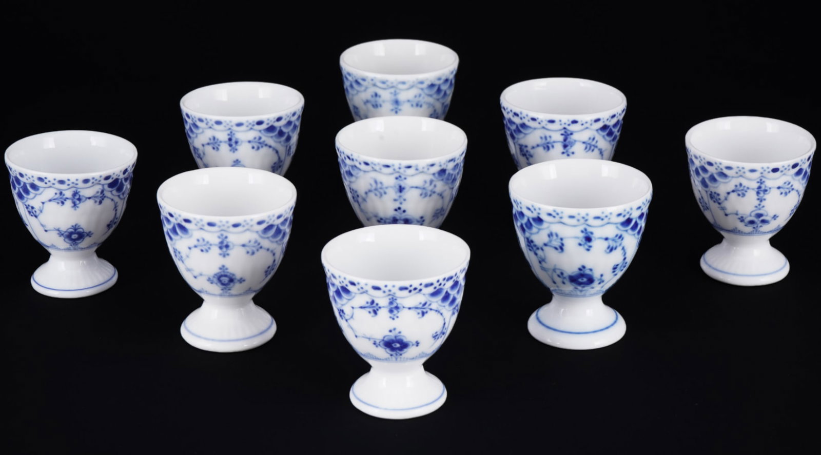 Royal Copenhagen Musselmalet 9 egg cups,: porcelain, Denmark, with green company mark and blue waves, decor Musselmalet Half Lace, model no. 542, 9x H 6 cm
