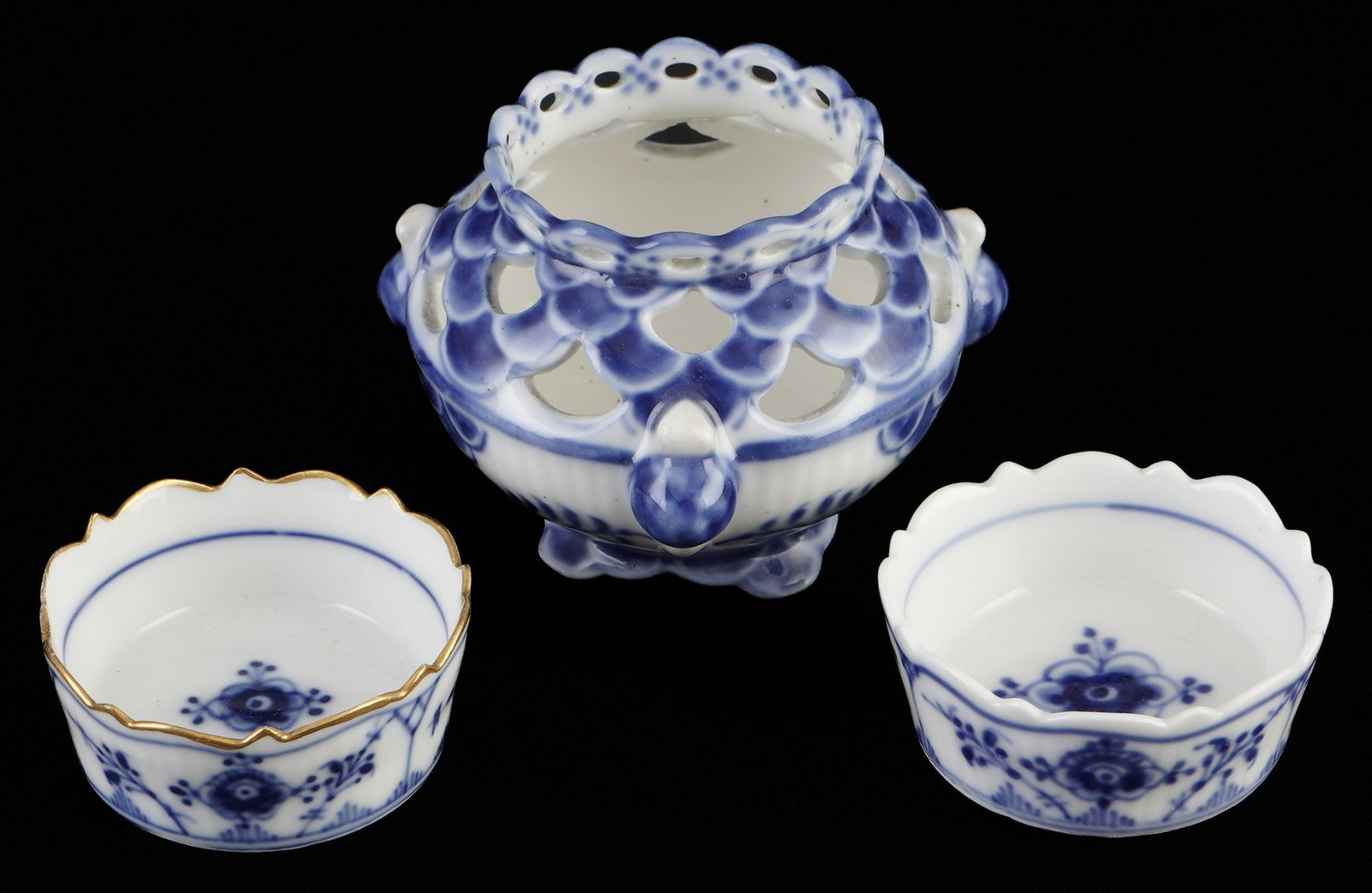 Royal Copenhagen Musselmalet small cutwork vase with 2 spice bowls,: porcelain, Denmark, with green company mark and blue waves, c. 1900, decor Musselmalet Half Lace / Full Lace decor, 1x small vase #1045 H 4.5 cm x D 6 cm, 2x salt cellars #199 H 1.8 cm x D 4.5 cm, abr