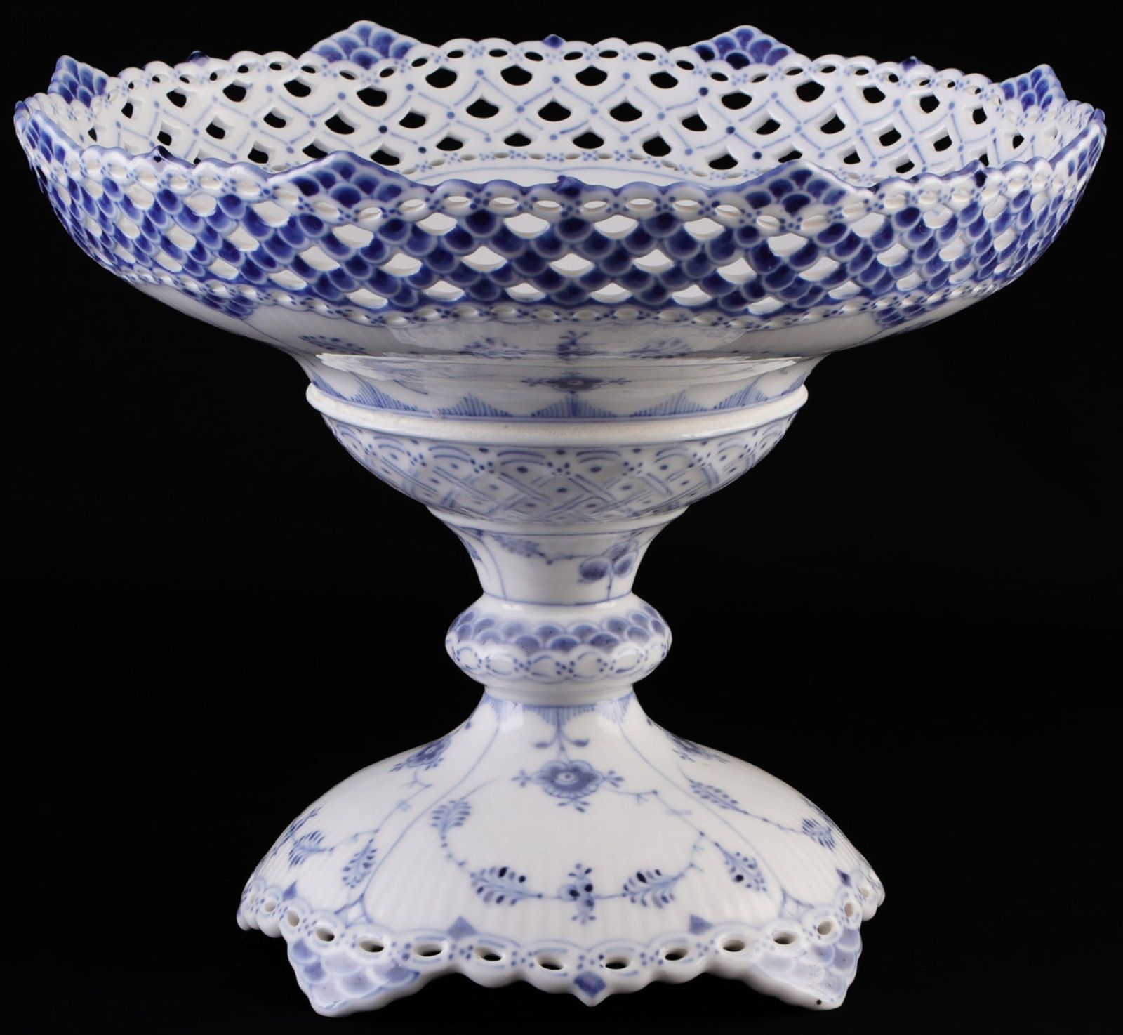 Royal Copenhagen large splendid - centerpiece 1011,: porcelain, Denmark, with green company mark and blue waves, decor Musselmalet Full Lace, model no. 1011, manufactured 1889-1922, H 23 cm x D 29 cm, one fine chip