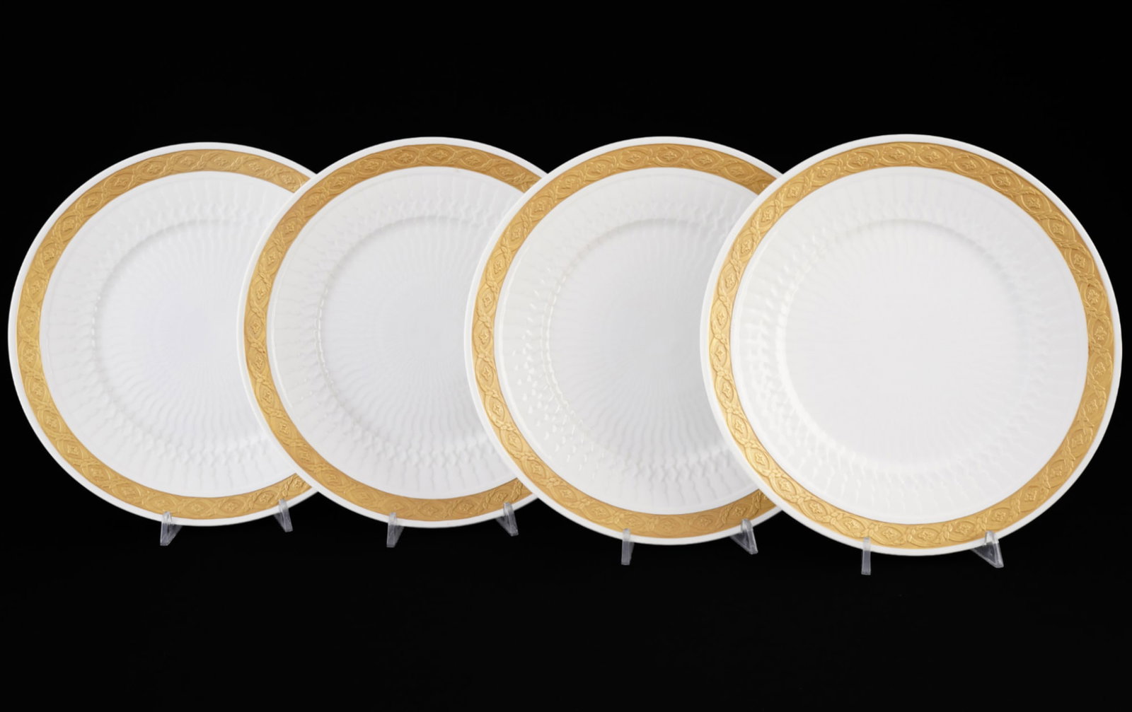 Royal Copenhagen Fan 4 dinner plates with gold trim,: Porcelain, Denmark, with green company mark and blue waves, fan-shaped decoration with gold rim, designed by Arnold Krog (1856-1931), 4 x D 26 cm
