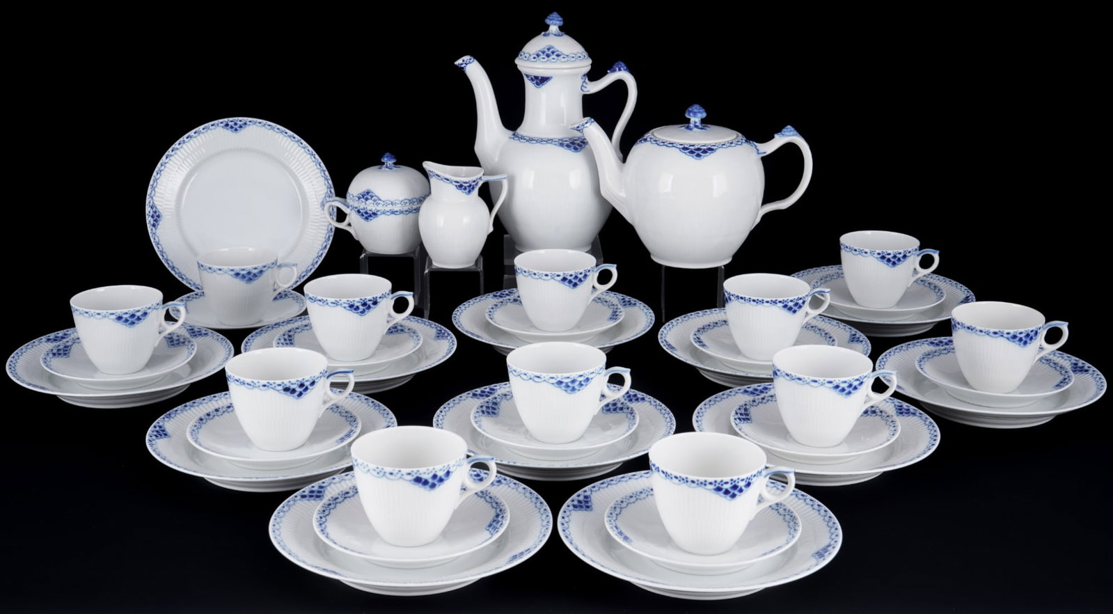 Royal Copenhagen Princess coffee service for 12 persons,: 40-piece porcelain, Denmark, with green company mark and blue waves, decor Princess, 1x coffee pot #519 H 24 cm x D 13 cm, 1x tea pot #611 H 15.5 cm x D 14 cm, 1x milk jug #522 H 10 cm, 1x sugar bowl 