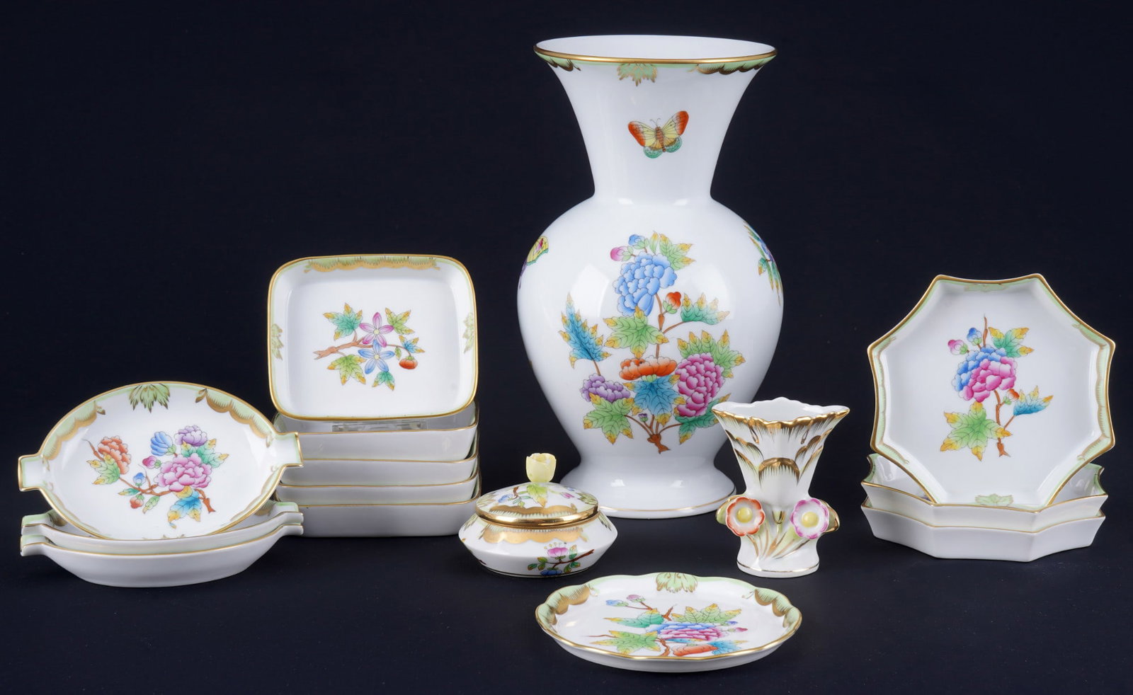 Herend Queen Victoria 15-piece decorative porcelain,: porcelain, Hungary 20th century, blue company mark, decor VBO Victoria avec Bord en Or, 1x vase #7023 H 20 cm x D 11.5 cm, 5x small bowls #8734 H 1.5 cm x W 9 cm x D 7.5 cm, 3x small bowls #8753 H 1.5