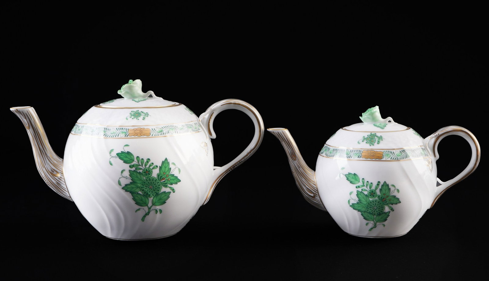 Herend Apponyi Vert 2 small tea pots,: porcelain, Hungary 20th century, blue company mark, decor AV Apponyi Vert, with New Ozier relief, 1x tea pot #1604 H 12 cm x D 11.5 cm, 1x small tea pot #1604 H 10 cm x D 9.5 cm