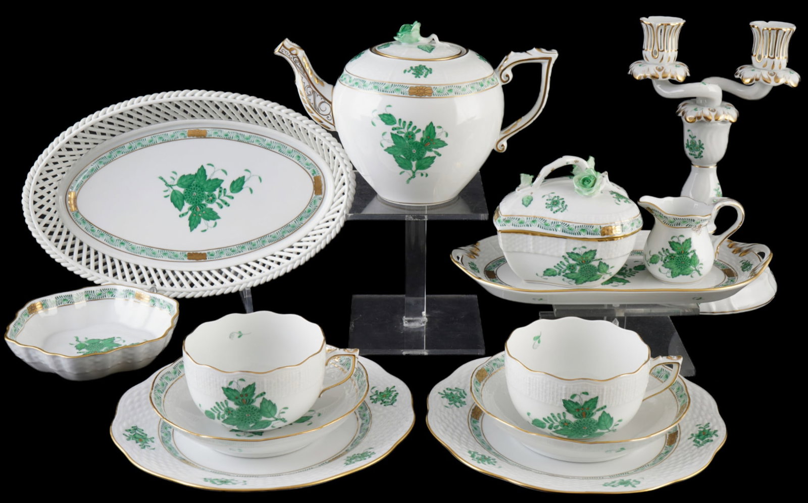 Herend Apponyi Vert tea tete a tete,: 13-piece porcelain, Hungary 20th century, blue company mark, decor AV Apponyi Vert, 1x tea pot #604 H 12 cm x D 12 cm, 1x milk jug #1645 H 6 cm, 1x lidded box #6003 H 9 cm x D 10.5 cm, 2x tea cups #70