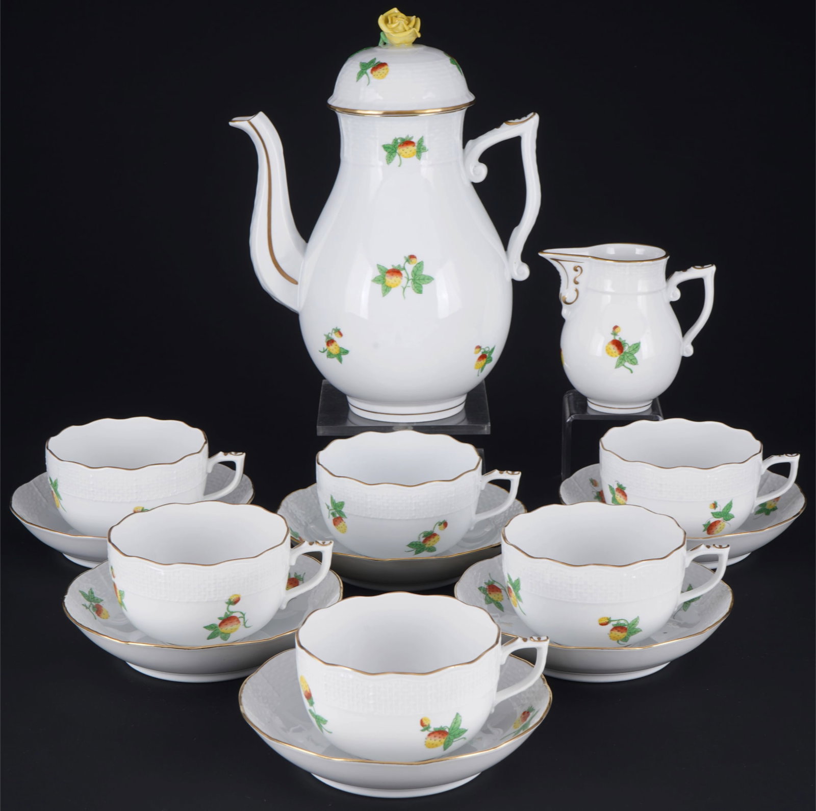 Herend Fraise tea set for 6 persons,: 14-piece porcelain, Hungary 20th century, blue company mark - student mark, decor Fraise/Strawberry, 1x tea pot #612 H 23.5 cm x D 12.5 cm, 1x milk jug #655 H 9 cm x D 7 cm, 6x tea cups #704 H 5.5 cm 