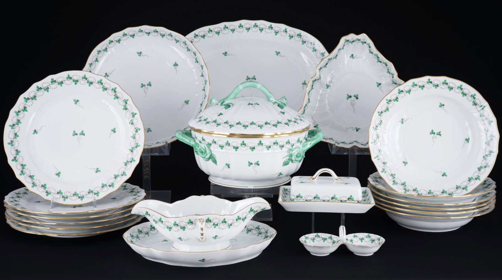 Herend Parsley dinner service for 6 persons,: 19-piece porcelain, Hungary 20th century, blue company mark, decor PE Parsley, 6 soup plates #1501 D 24 cm, 6x dinner plates #1524 D 26 cm, 1x tureen #1045 H 19.5 cm x W 29 cm x D 23.5 cm, 1x gravy bo