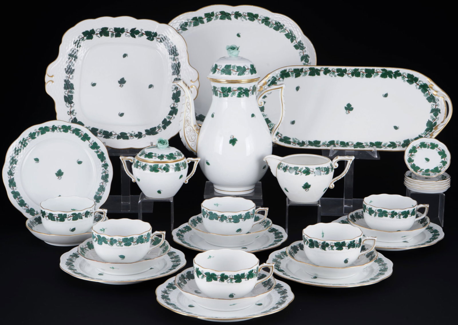 Herend Vine Leaf tea service for 6 persons,: 30-piece porcelain, Hungary 20th century, blue company mark, decor VSZG Vine Leaf, 1x pot #611 H 25 cm x D 12.5 cm, 1x milk jug #647 H 7.5 cm, 1x sugar bowl #665 H 10 cm x D 9 cm, 6x tea cups #704 H 5