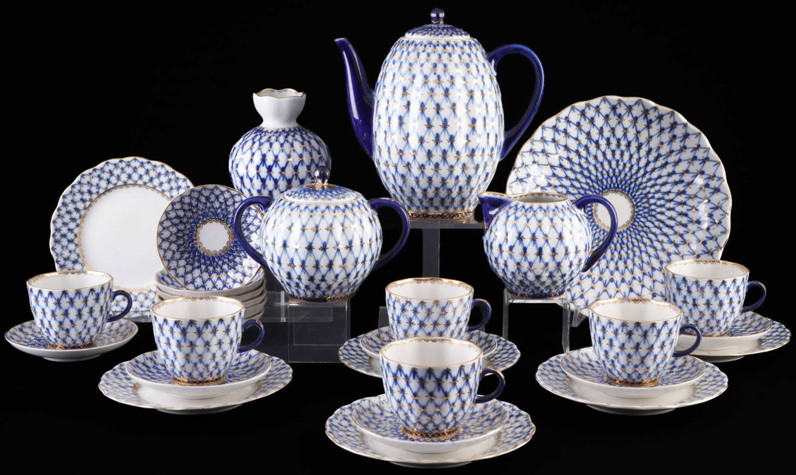 Lomonosov Royal Net Gold coffee service for 6 persons,: 29-piece porcelain, Russia, red company mark, decor Royal Net Gold, shape Leningrad, 1x coffee pot H 19 cm x D 12 cm, 1x milk jug H 9 cm, 1x sugar bowl H 11.5 cm x D 10.5 cm, 6x coffee cups H 6 cm x D