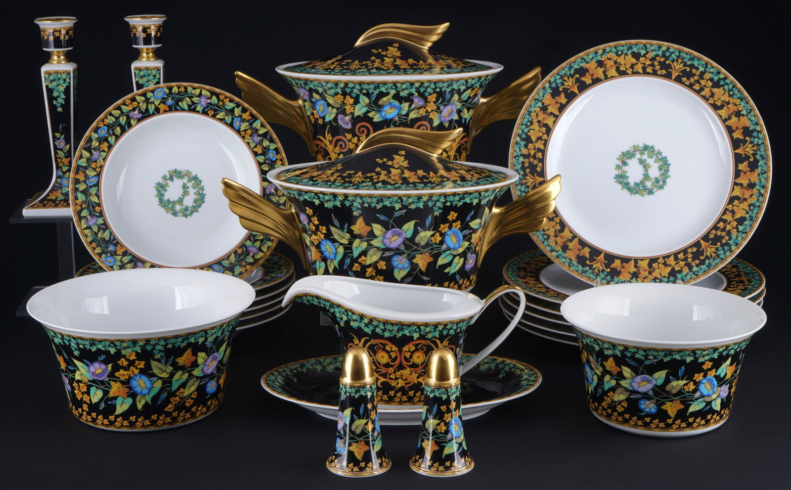 Rosenthal Versace Gold Ivy dinner service for 6 persons,: 21-piece porcelain, black and gold company mark, decor Versace Gold Ivy, shape Icarus, design by Paul WUNDERLICH (1927-2010), 6x dinner plates D 27 cm, 6x soup plates D 22.5 cm, 1x tureen H 20.5 cm x 