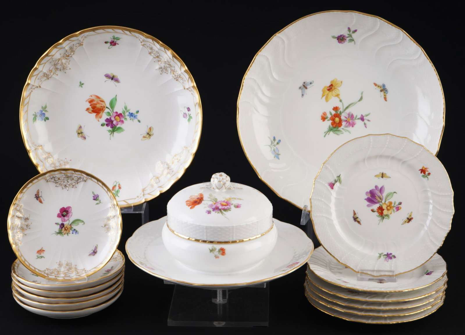 KPM Berlin Flowers 15-piece mixed lot of tableware,: porcelain, Royal Porcelain Manufactory Berlin, blue scepter mark with red imperial orb, decor Flowers with Old Ozier/ New Ozier as well as Rocaille relief, 6x New Ozier dessert plates D 14.5 cm, 1x Ne