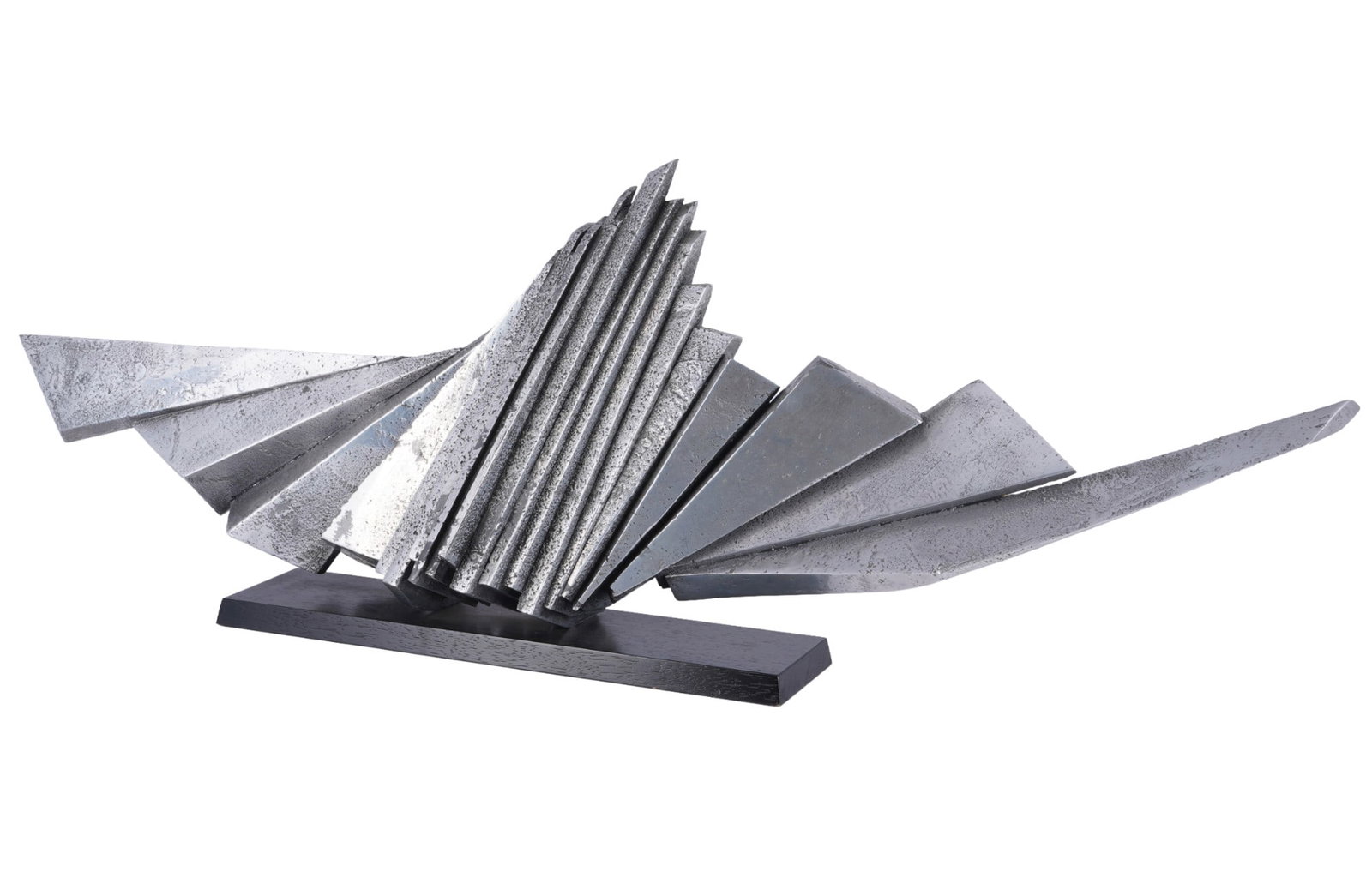 Robert SEGUINEAU (1937) large futuristic metal sculpture - Blanchet Fondeur,: Metal, marked Seguineau, foundry stamp Blanchet Fondeur Paris, unique piece 1/1,heavy metal casting, abstract form made of staggered geometric wedges,H 32 cm x W 92.5 cm x D 21 cm, weight approx. 9.75