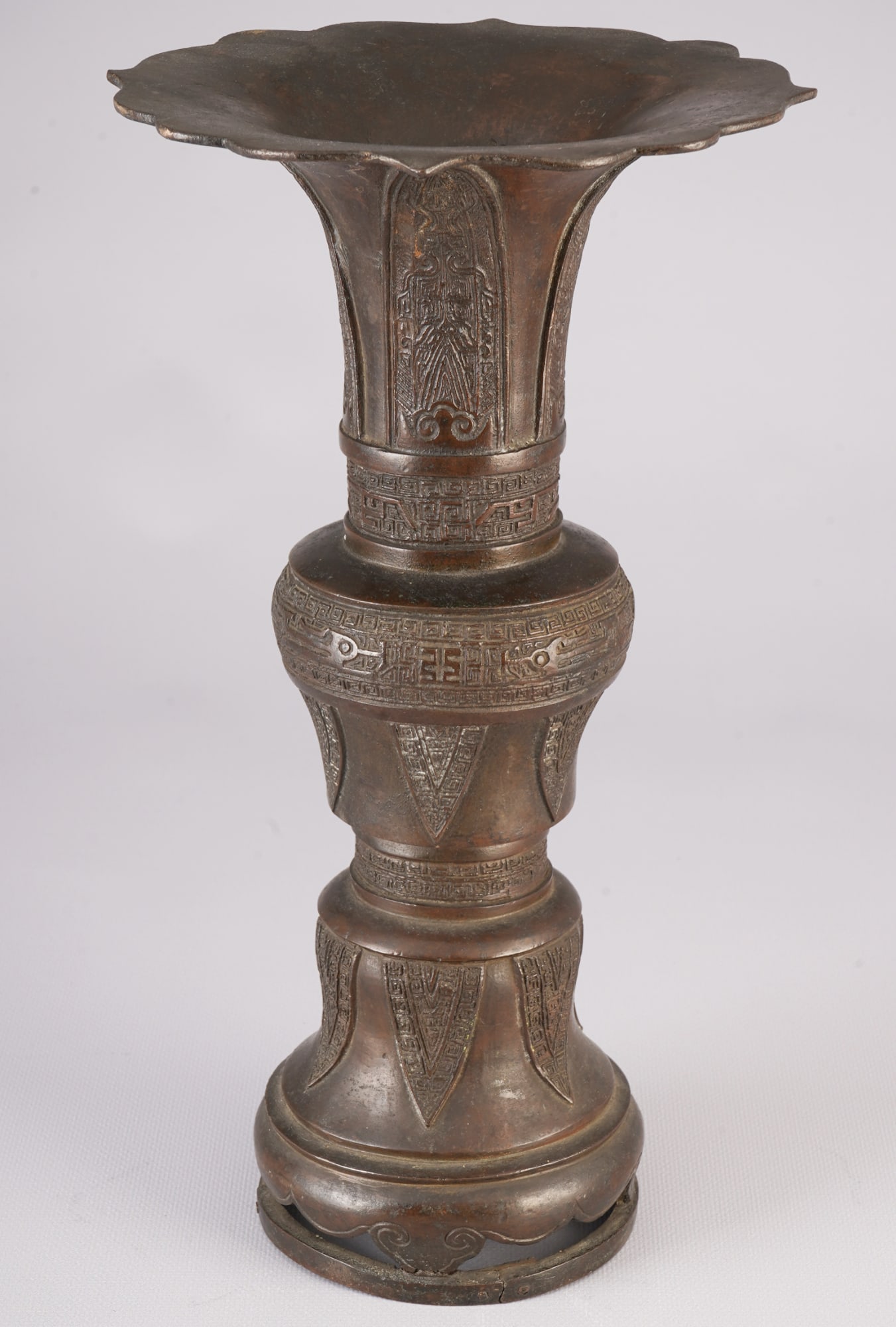 Bronze vase in Gu shape, China Qianlong period, (1 of 10)