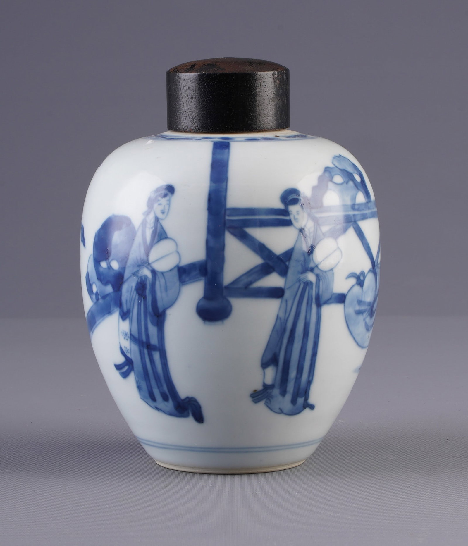 Blue and white tin with figurative scenes, China, Qing Dynasty,: Porcelain, China, Qing Dynasty (1644–1911), blue and white box with a wooden lid, decorated with figural scenes, H 15 cm × D 11 cm