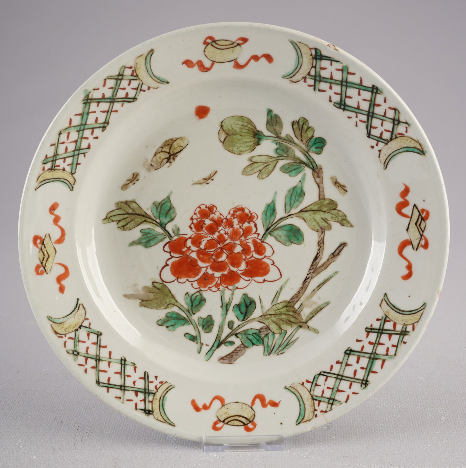 Rose-Teller Family, China, Qing Dynasty: Porcelain, China, Qing Dynasty (1644–1911), Famille Rose plate with large peonies, D 20.8 cm, with a slight crack and chips on the rim