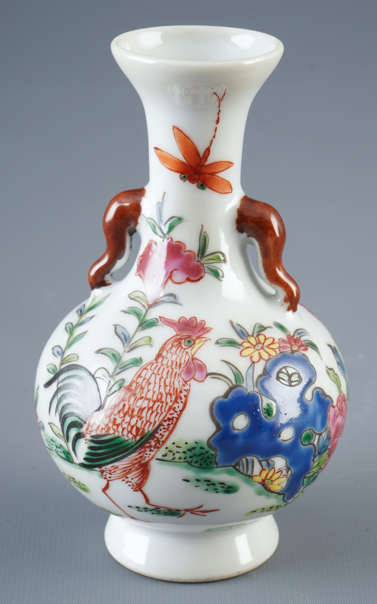 Famille-Rose-Vase, China, Qing Dynasty: Porcelain, China, Qing Dynasty (1644–1911), a Famille Rose vase with rooster, signed with flowers at the bottom, H 13.2 cm x D 7.6 cm, German private collection