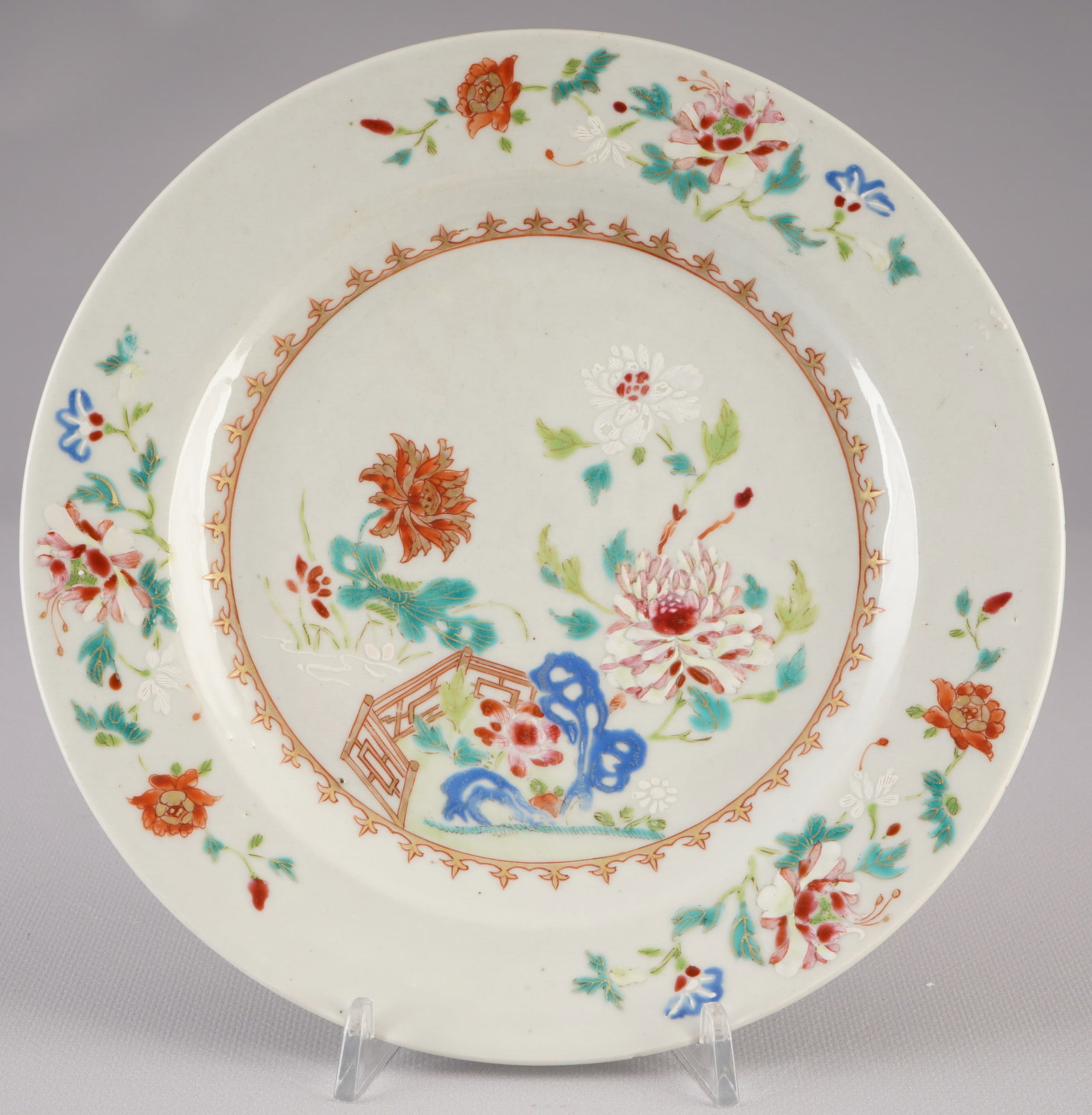 Fine famille rose plate with floral motif, China, Yongzheng period,: Porcelain, China, Qing Dynasty, Yongzheng period (1722–1735), a fine famille rose plate with a floral motif, beautiful floral painting and detailed gold lines, diameter 22.8 cm, minimal chip on the 
