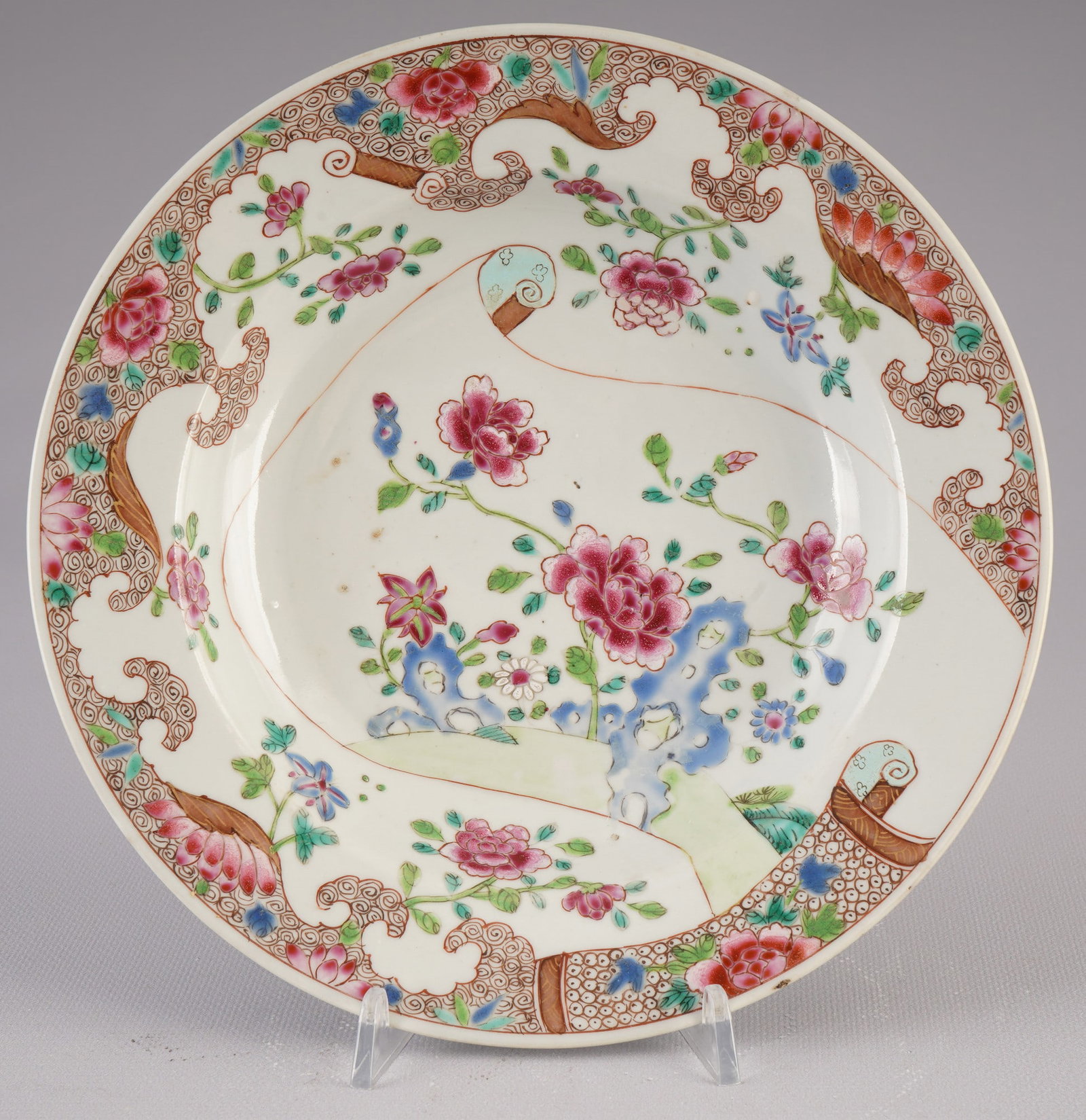 Fine Famille Rose plate with floral motif, China, 18th century: Porcelain, China, Qing Dynasty, 18th century, fine famille rose plate with exceptional floral painting and detailed gold lines, diameter 22.8 cm, good condition, European private collection