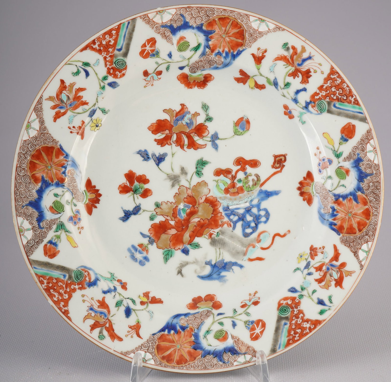 Fine famille rose plate with floral motif, China, Yongzheng period,: Porcelain, China, Qing Dynasty, Yongzheng period (1722–1735), a fine famille rose plate with a floral motif, beautiful floral painting and detailed gold lines, diameter 22.8 cm, minimal chip and a c