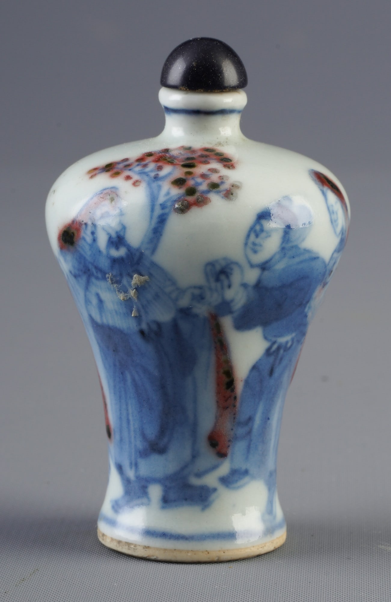 Snuff bottle with blue, white and copper red decoration, China (1 of 8)