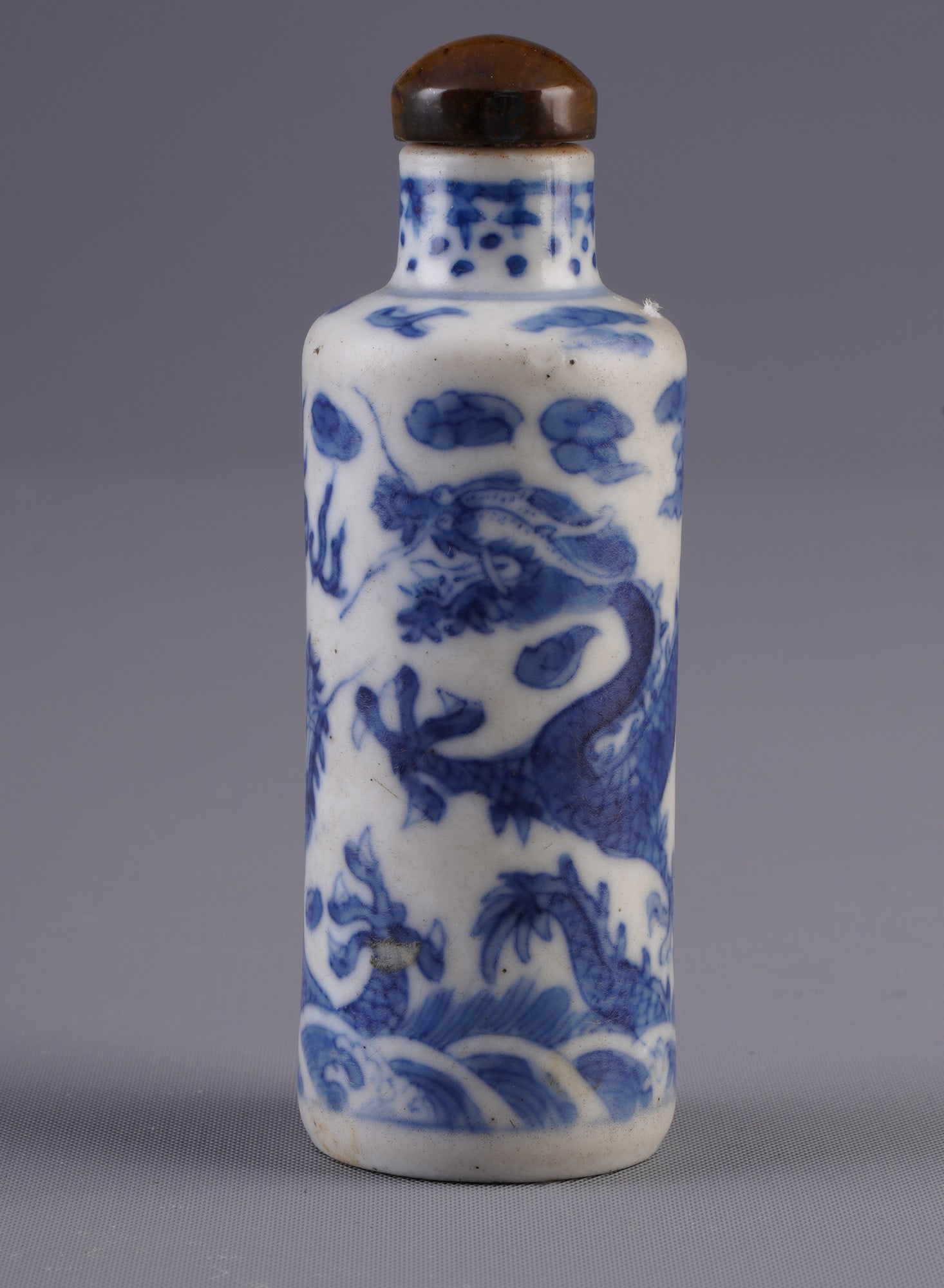 Snuff bottle with Yongzheng brand and blue and white decoration, China (1 of 6)