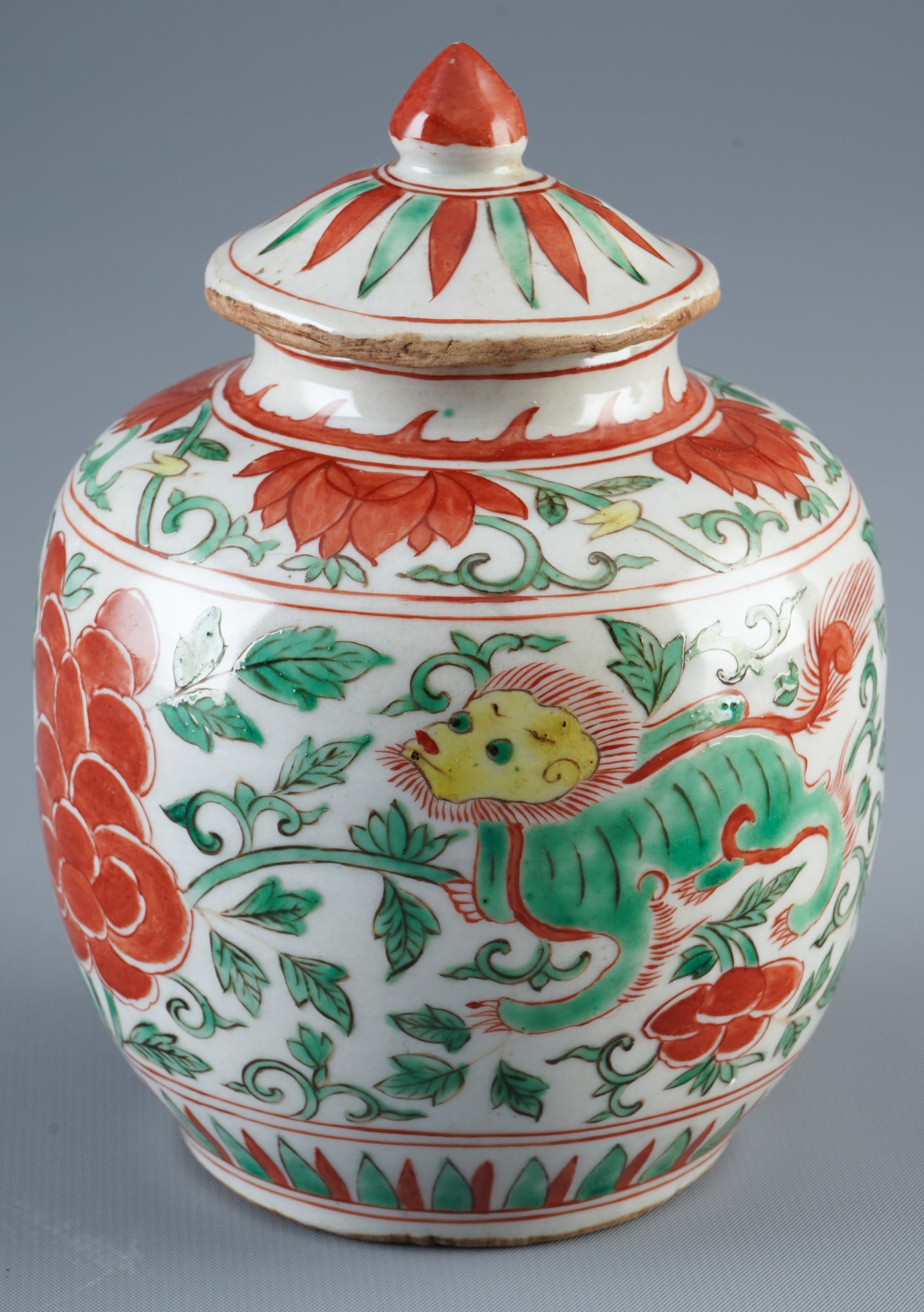 Wucai lidded box with lions, China, Qing dynasty,: Porcelain, China, Qing Dynasty (1644–1911), a Wucai lidded box with peonies and playful lions, H 15.5 cm x D 10.6 cm, signs of age, German private collection