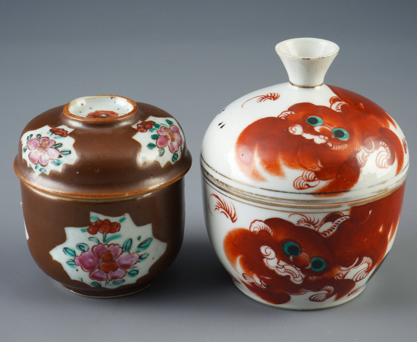 Two Famille Rose lidded boxes, China, 20th century;: Porcelain, China, 20th century, two Famille Rose lidded boxes, H 12.5 cm × D 10 cm, H 9.5 cm × D 8.5 cm