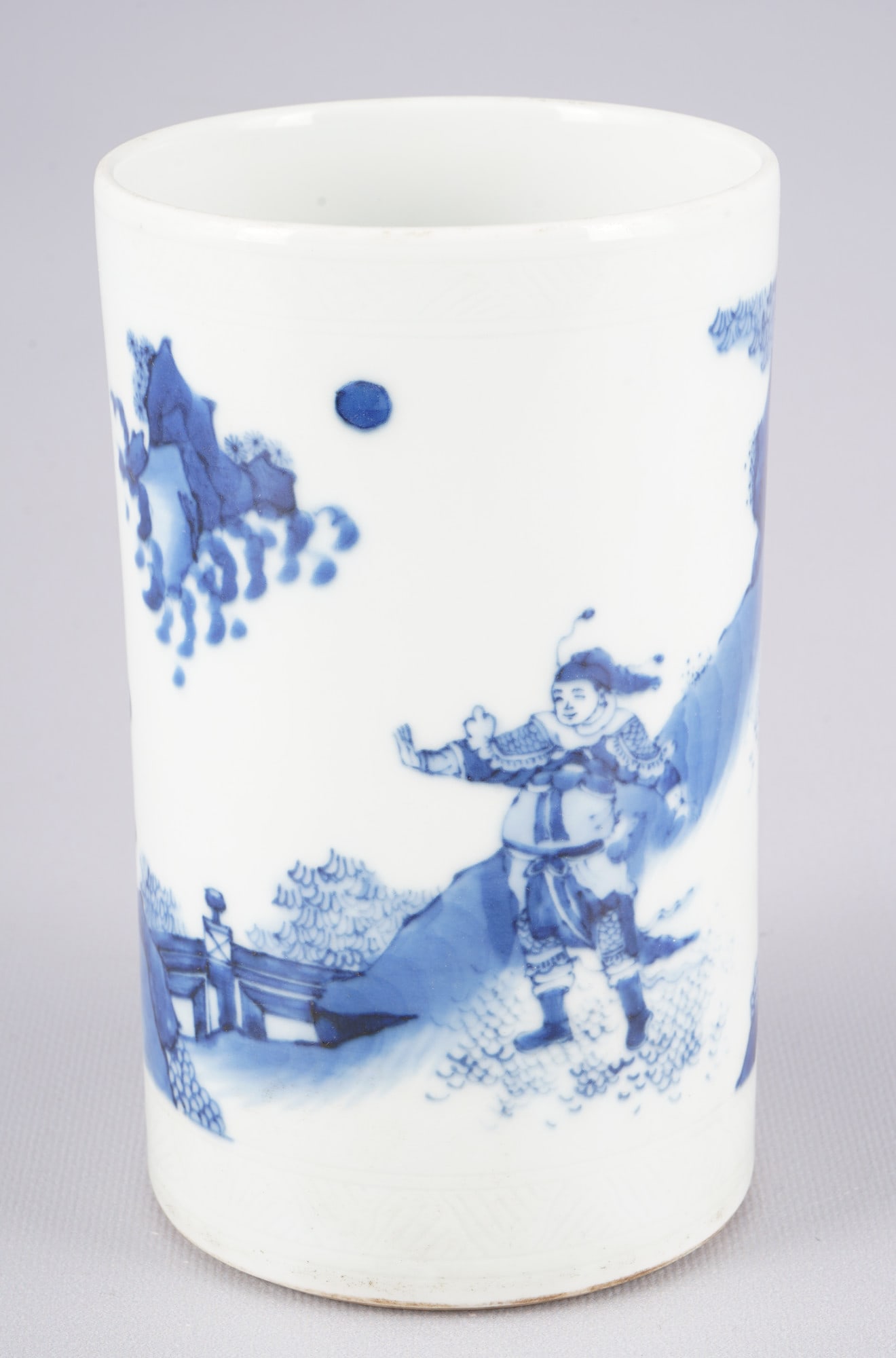 Blue and white bitong/brush pot, China, transitional style.: Porcelain, China, in the style of the transitional period (1621–1661), late Ming to early Qing dynasty, bitong/brush pot with figurative scene in blue and white painting, upper and lower parts with